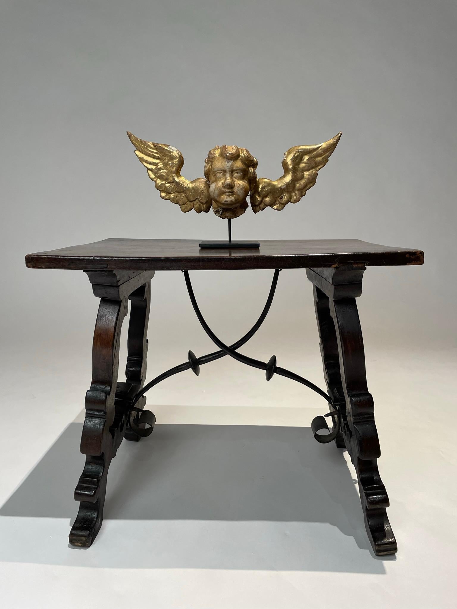 Putto ange ailé en bois doré italien du 18e siècle  en vente 5