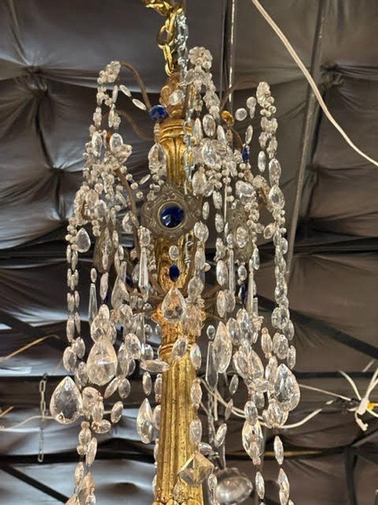 Italienischer Kronleuchter aus vergoldetem Holz und Kristall aus dem 18. Jahrhundert im Zustand „Gut“ im Angebot in Dallas, TX