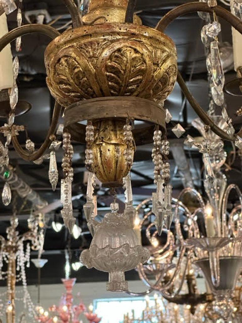 Lustre italien du XVIIIe siècle en bois doré et cristal en vente 1