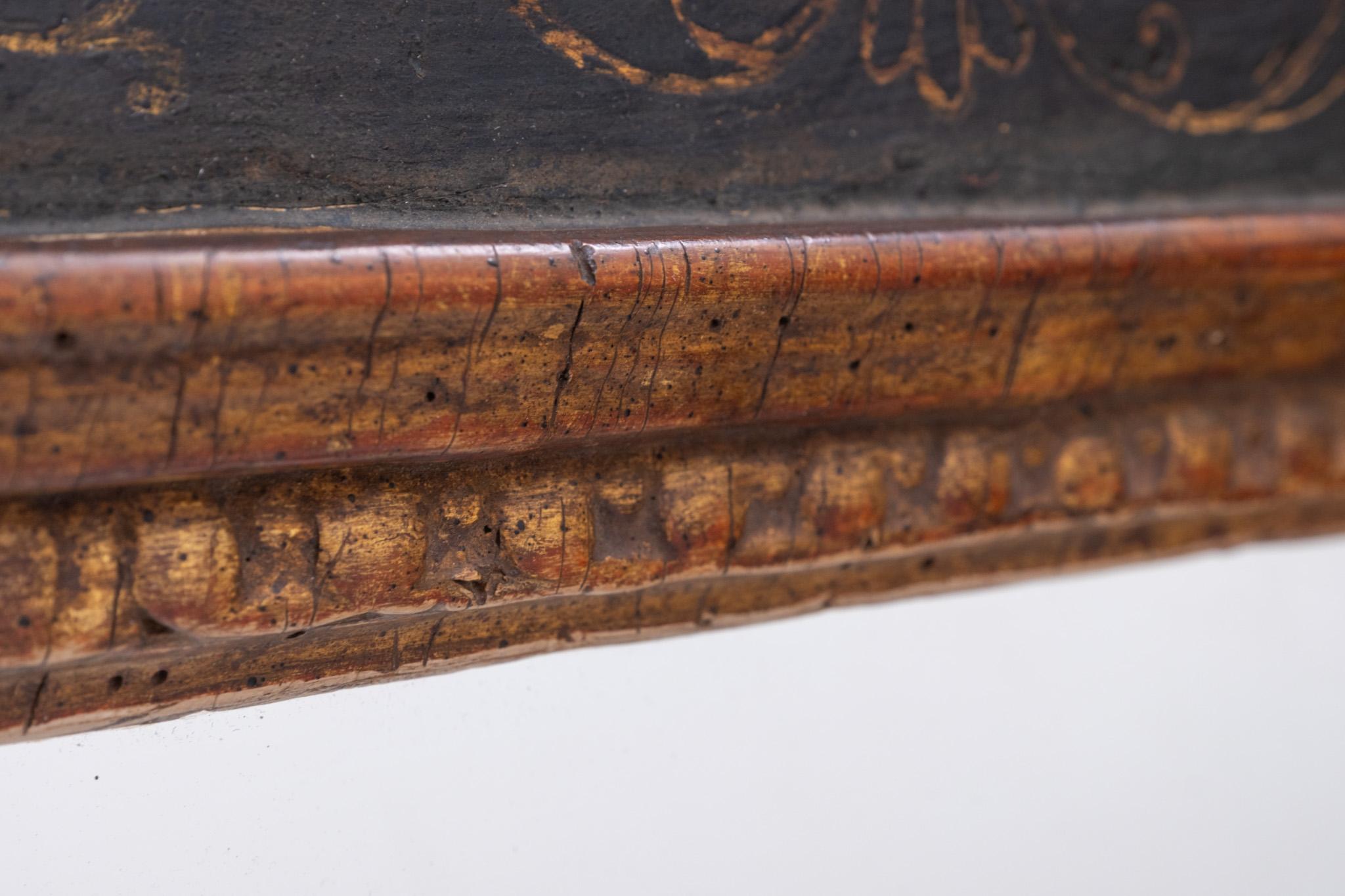 Espejo de pared italiano del siglo XVIII de madera dorada y columnas laterales de cariátides pintadas en venta 3