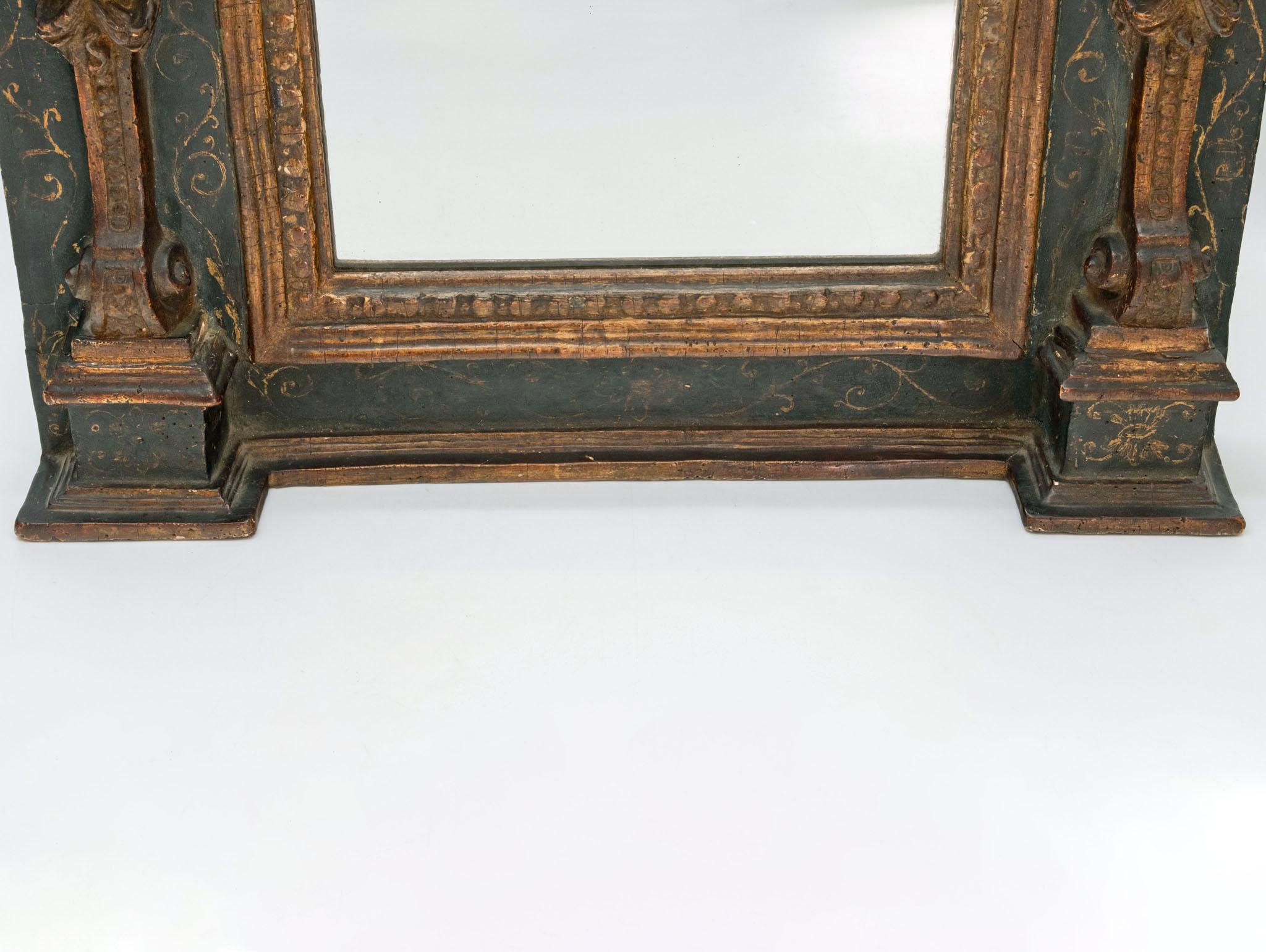 Espejo de pared italiano del siglo XVIII de madera dorada y columnas laterales de cariátides pintadas en venta 4