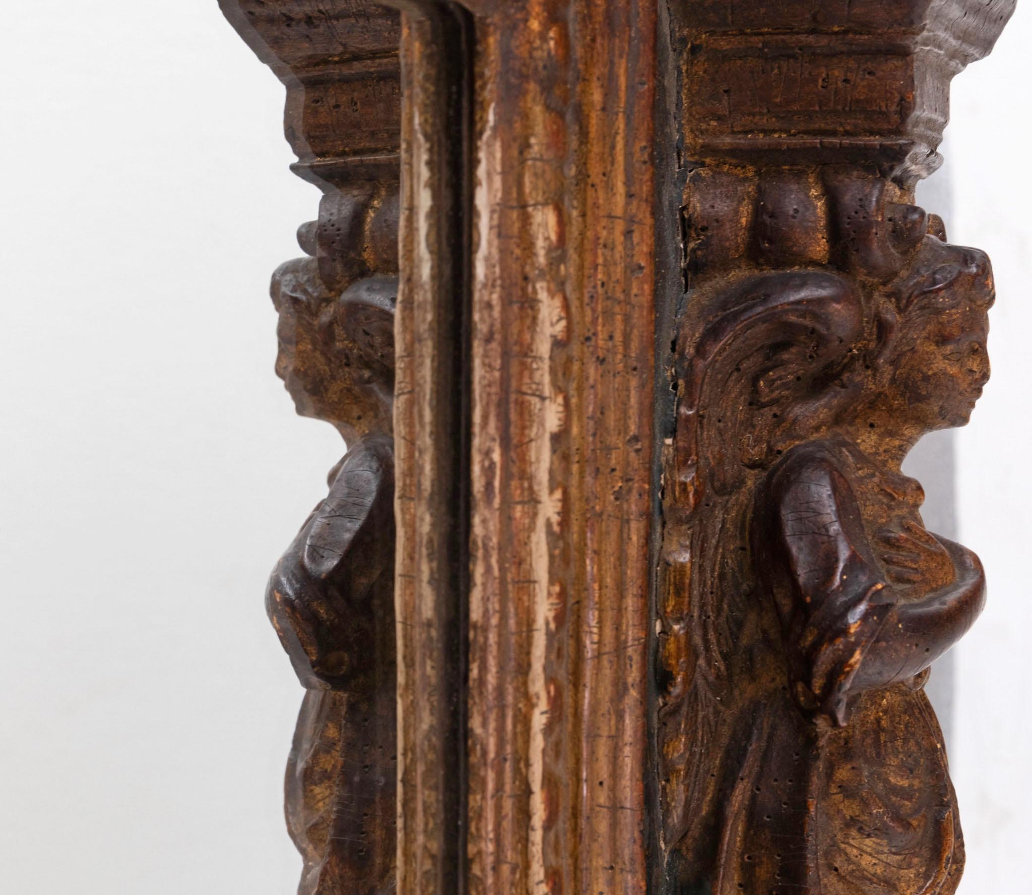 Espejo de pared italiano del siglo XVIII de madera dorada y columnas laterales de cariátides pintadas en venta 5