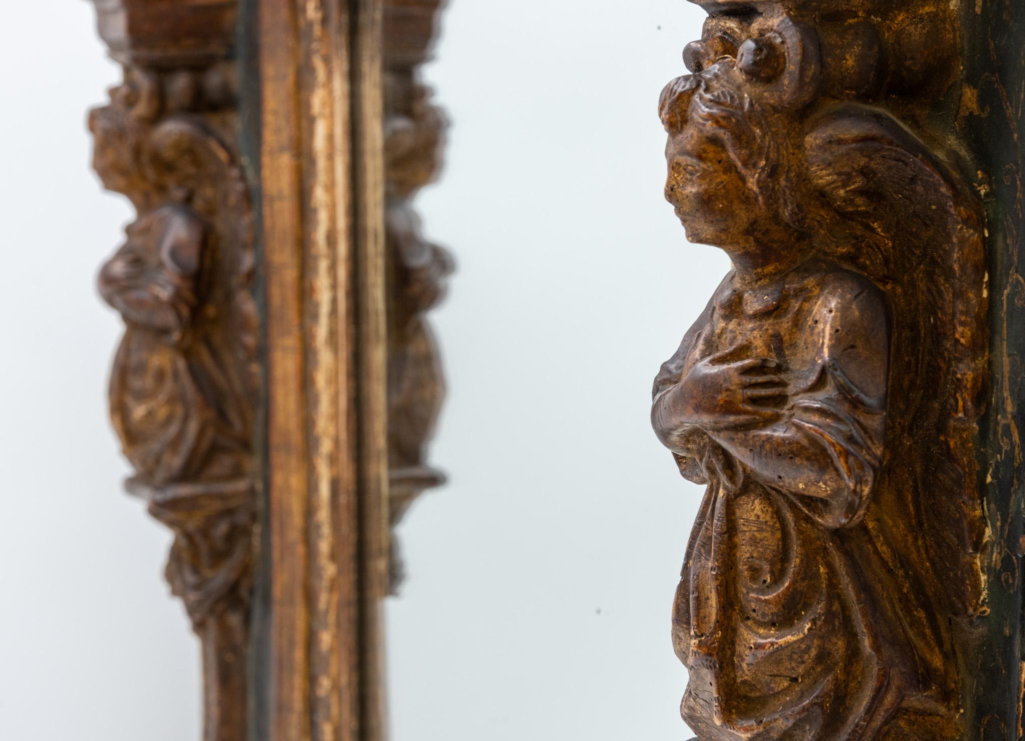 Espejo de pared italiano del siglo XVIII de madera dorada y columnas laterales de cariátides pintadas en venta 7