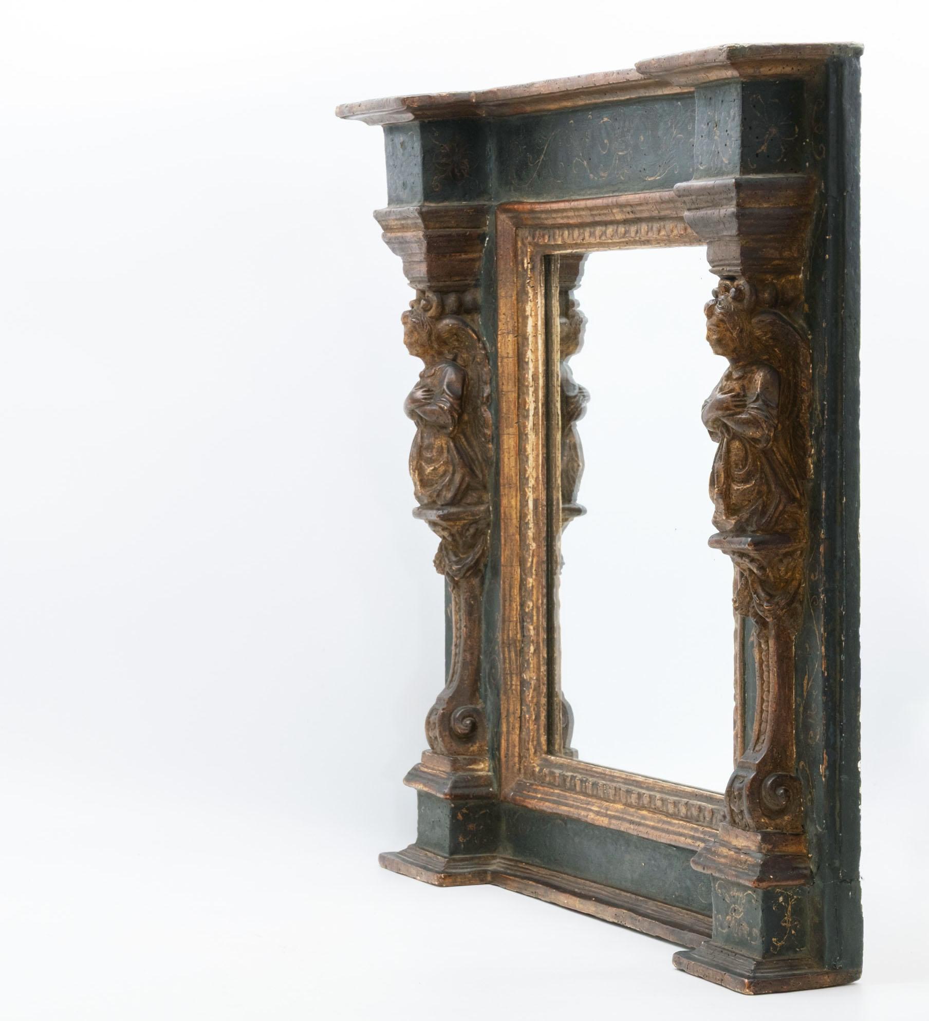 Espejo de pared italiano del siglo XVIII de madera dorada y columnas laterales de cariátides pintadas en venta 8