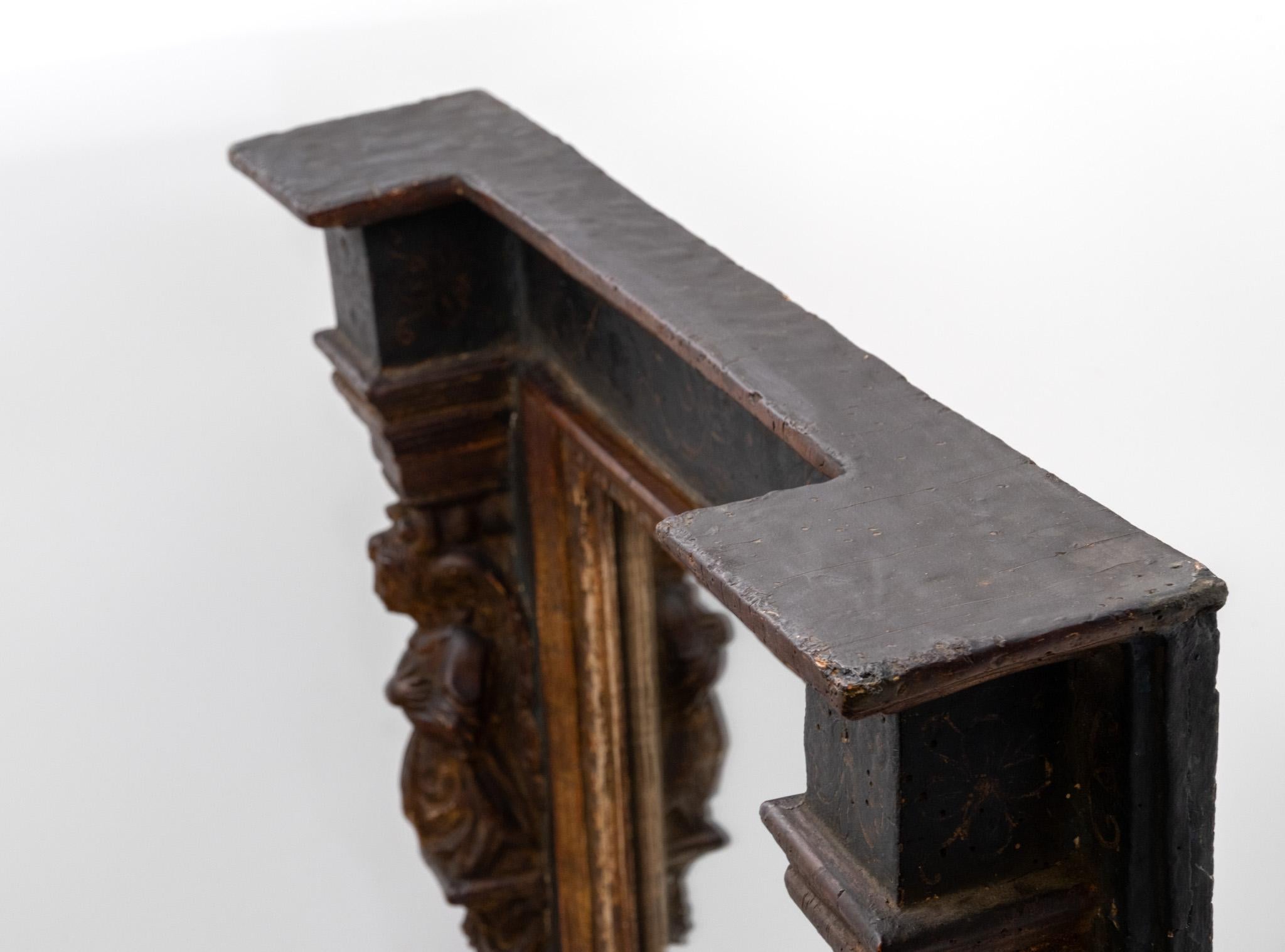 Espejo de pared italiano del siglo XVIII de madera dorada y columnas laterales de cariátides pintadas en venta 9