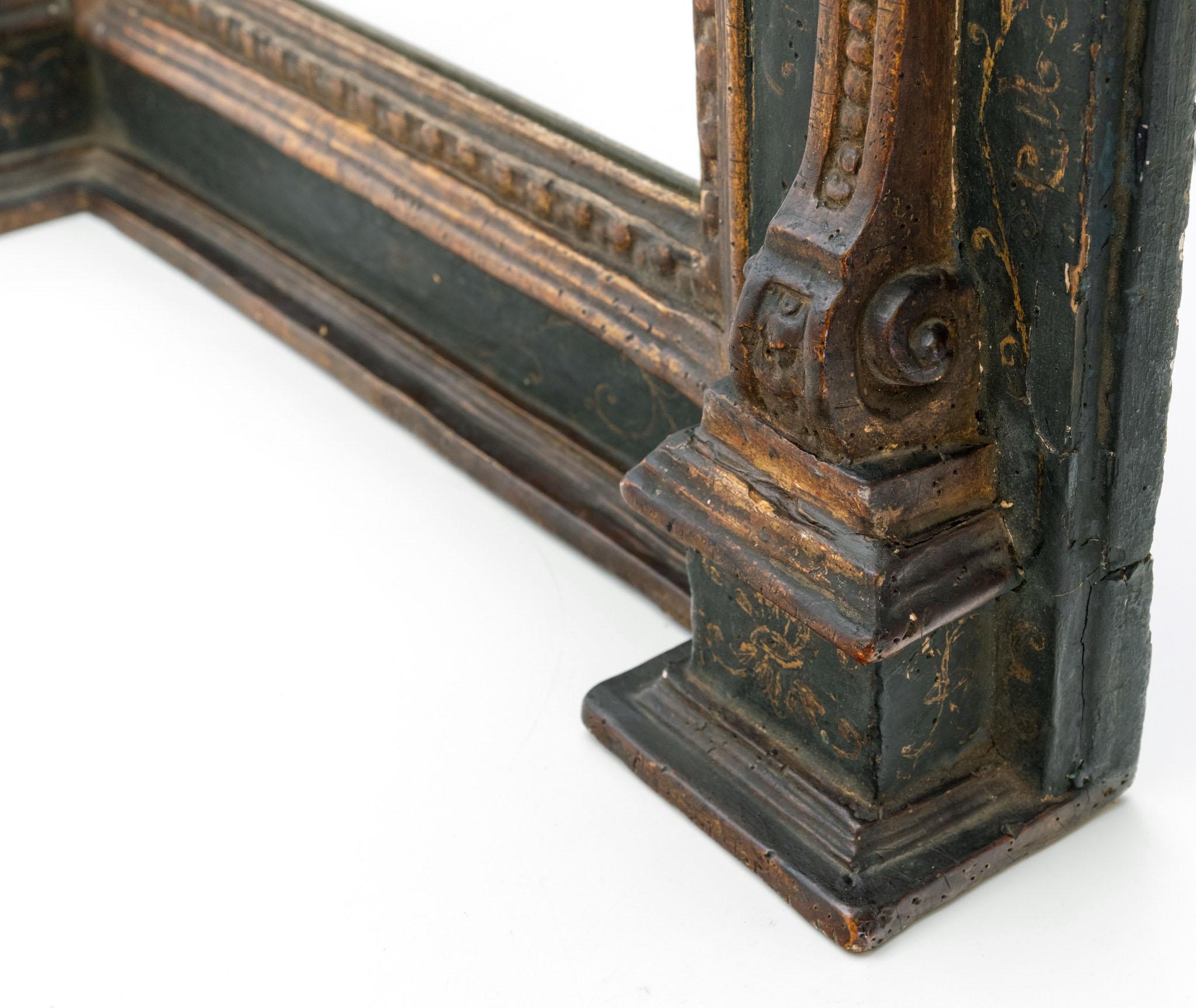 Espejo de pared italiano del siglo XVIII de madera dorada y columnas laterales de cariátides pintadas en venta 10