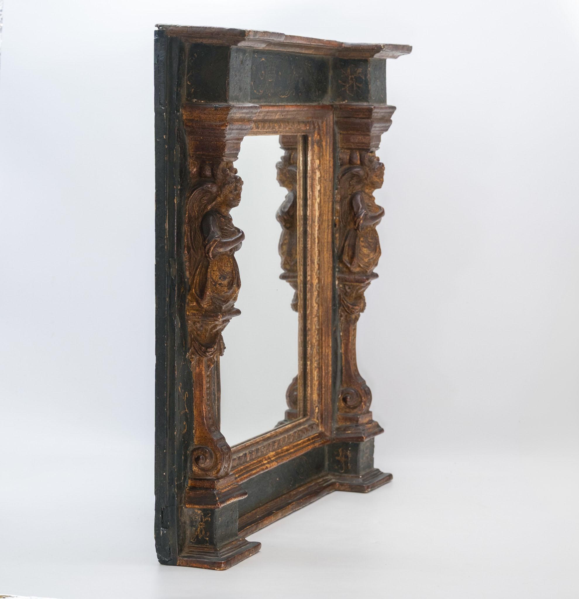 Espejo de pared italiano del siglo XVIII de madera dorada y columnas laterales de cariátides pintadas Neoclásico en venta