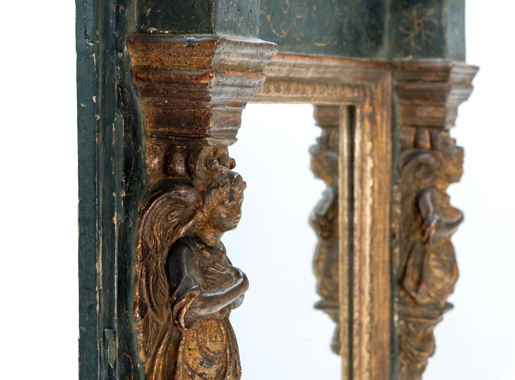 Espejo de pared italiano del siglo XVIII de madera dorada y columnas laterales de cariátides pintadas Italiano en venta