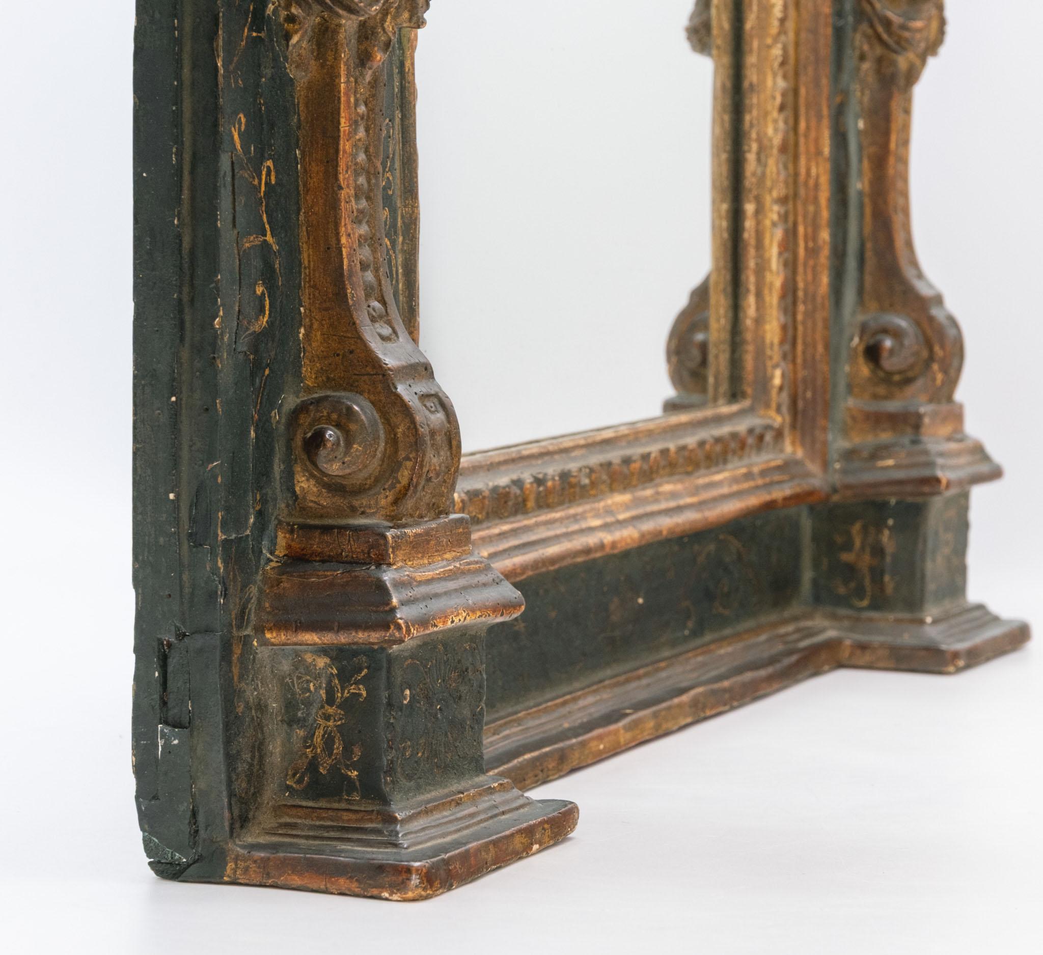 Espejo de pared italiano del siglo XVIII de madera dorada y columnas laterales de cariátides pintadas siglo XVIII y antes en venta