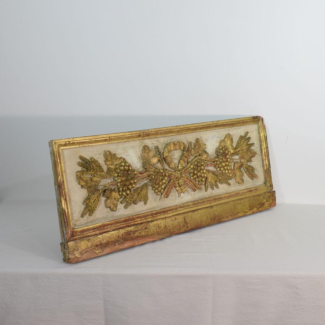 Unique and very beautiful panel with traces of its original gilding. Richly decorated with grapes, wine leaves and grain.
Original period piece, Italy, circa 1750. Weathered, losses and old repairs.
  