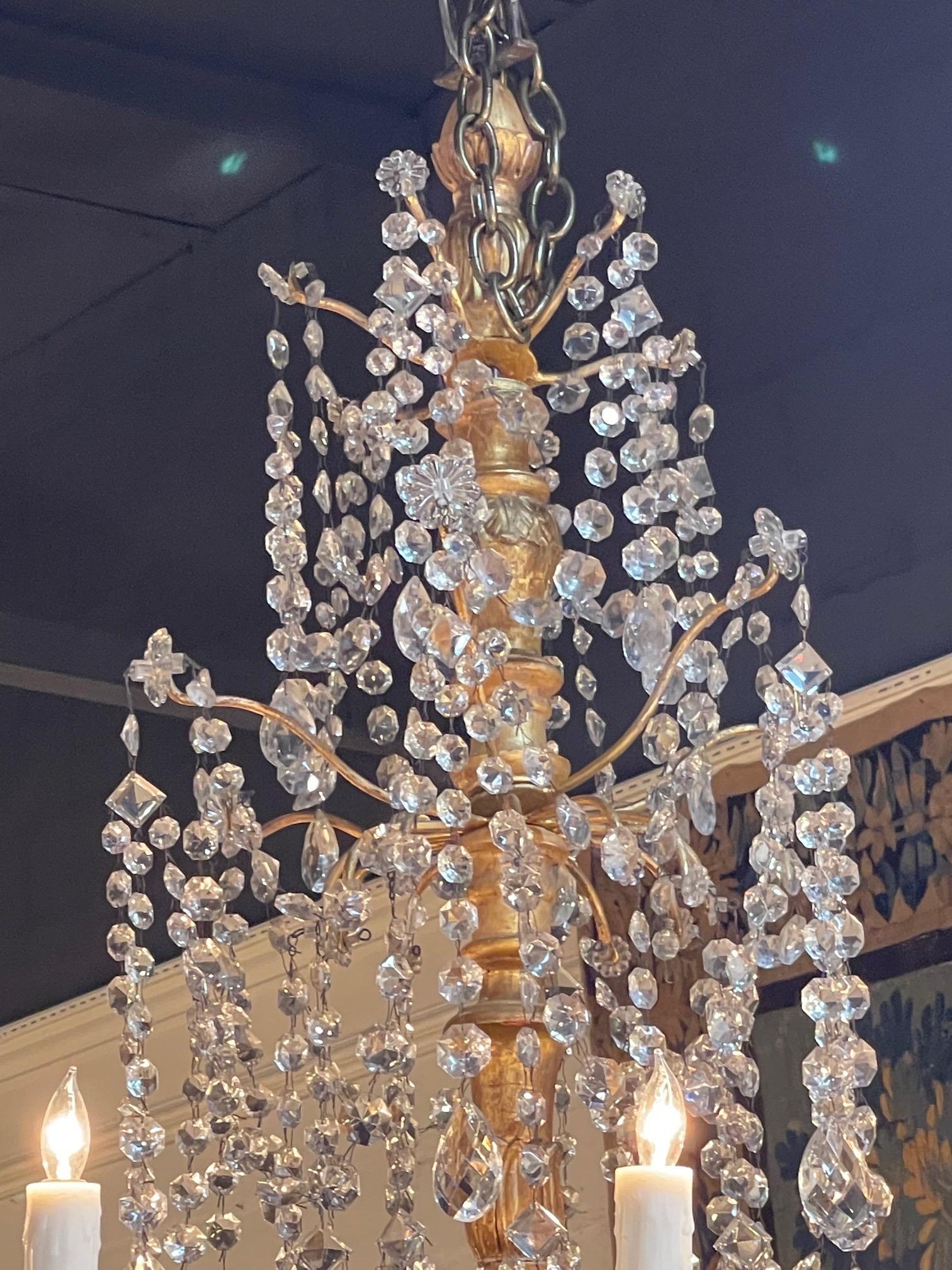 Lustre italien du XVIIIe siècle en bois doré perlé et cristal Bon état - En vente à Dallas, TX