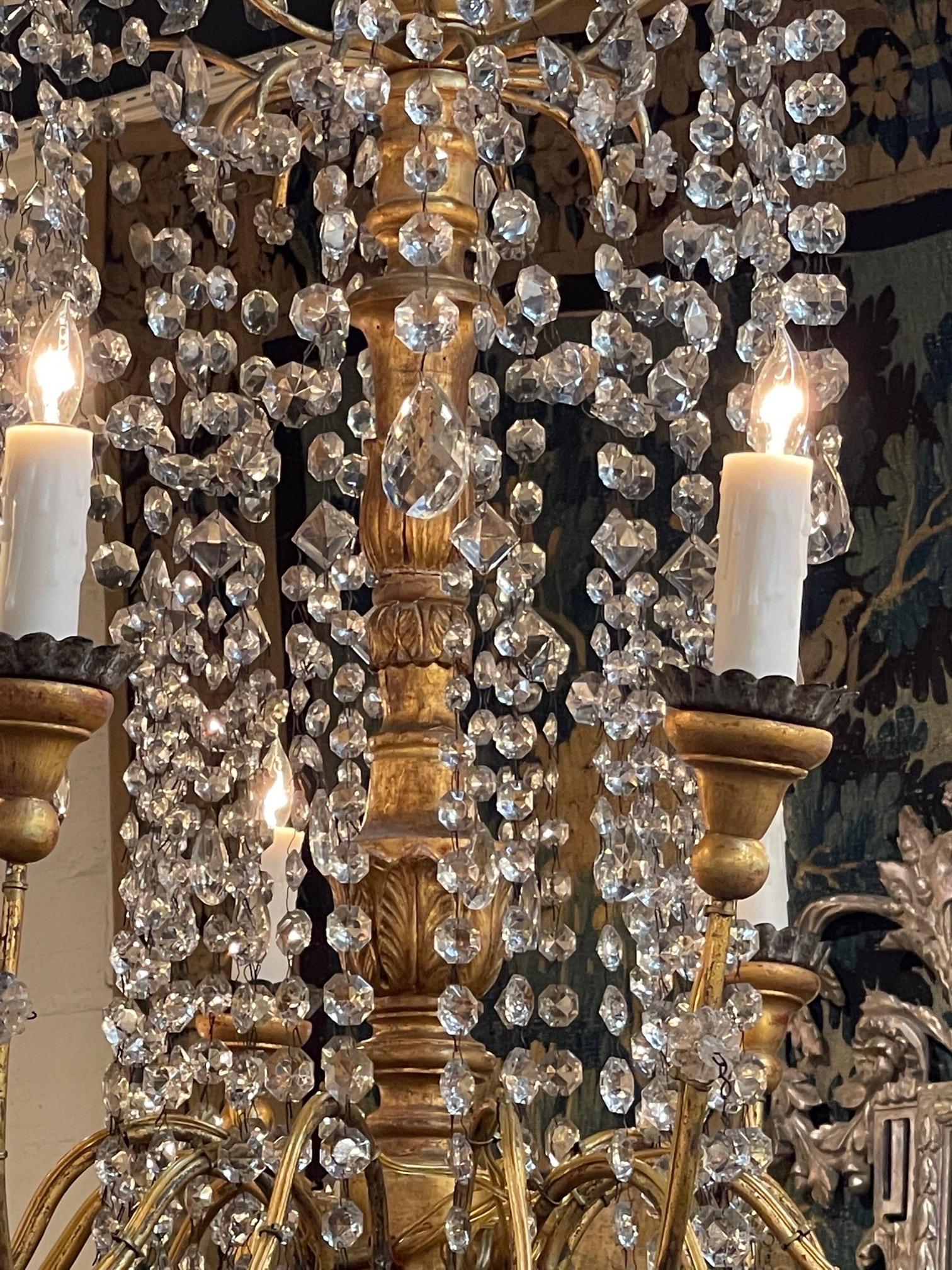 XIXe siècle Lustre italien du XVIIIe siècle en bois doré perlé et cristal en vente