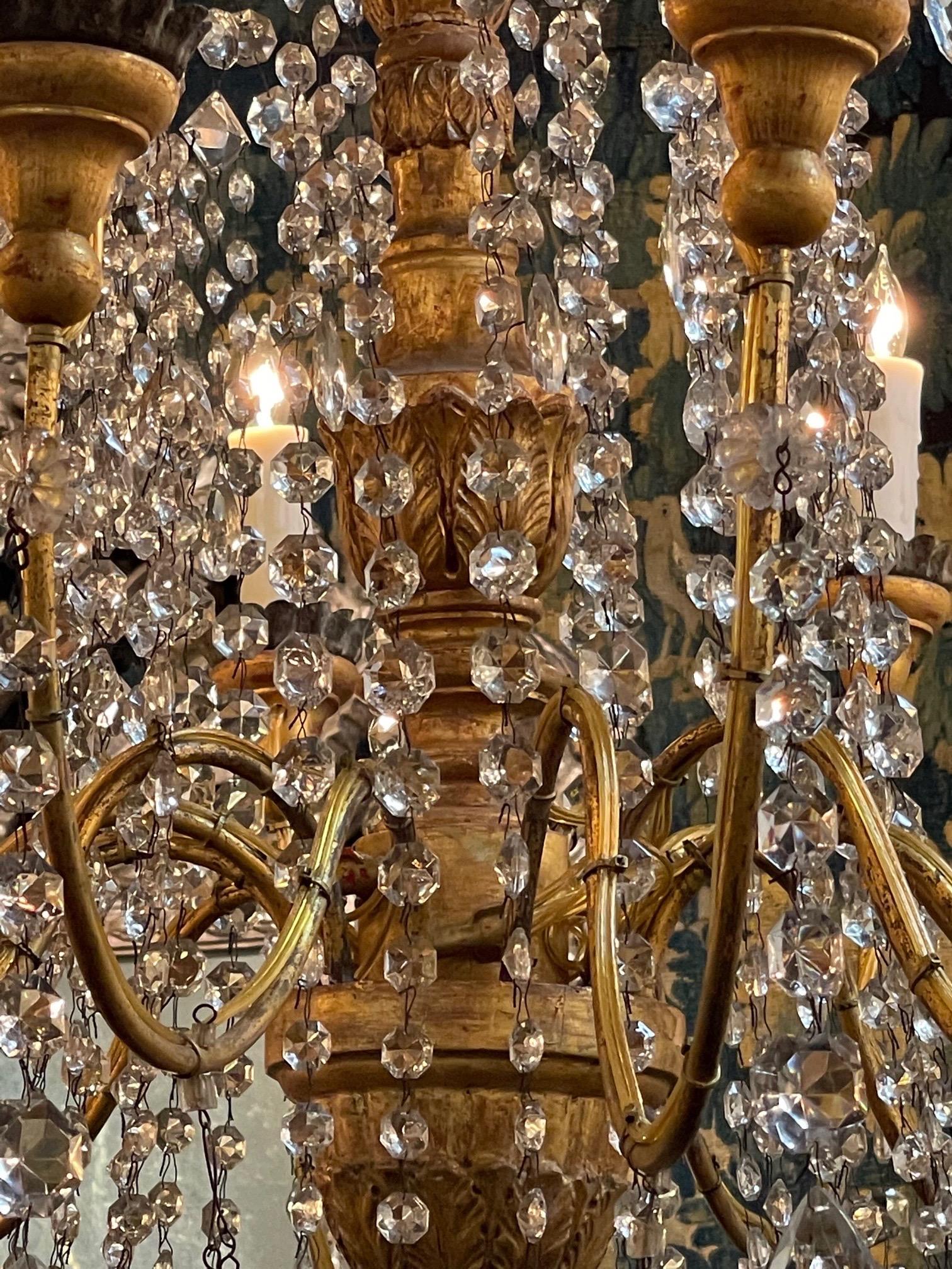 Italienischer Kronleuchter aus vergoldetem Holz mit Perlen und Kristall aus dem 18. Jahrhundert im Angebot 1