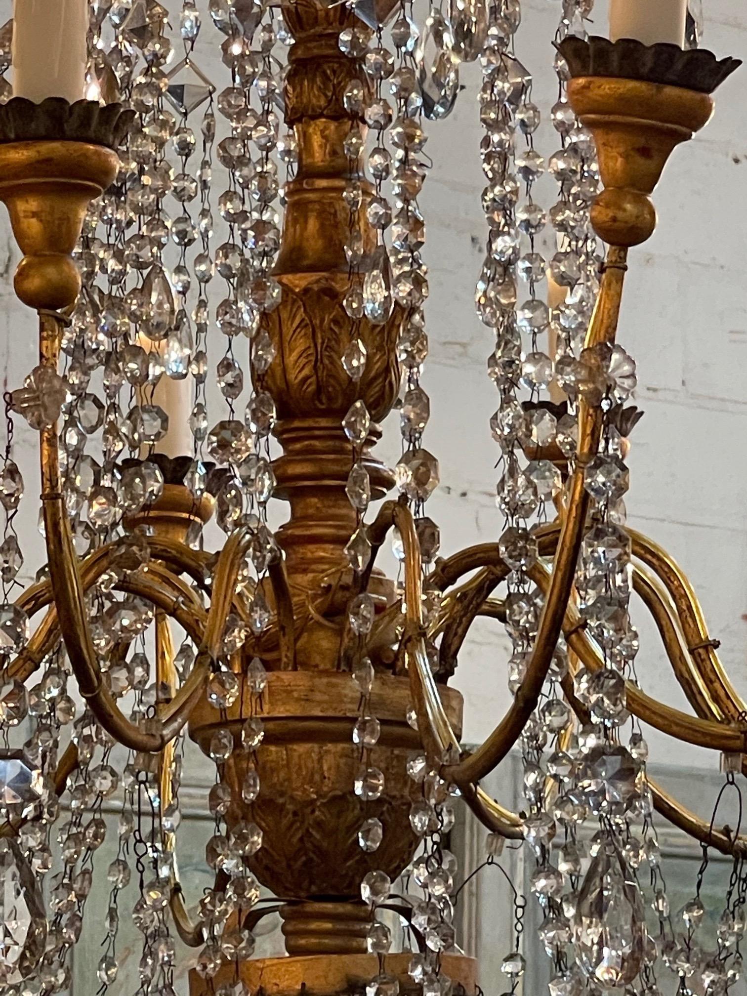 Italienischer Kronleuchter aus vergoldetem Holz mit Perlen und Kristall aus dem 18. Jahrhundert im Angebot 2