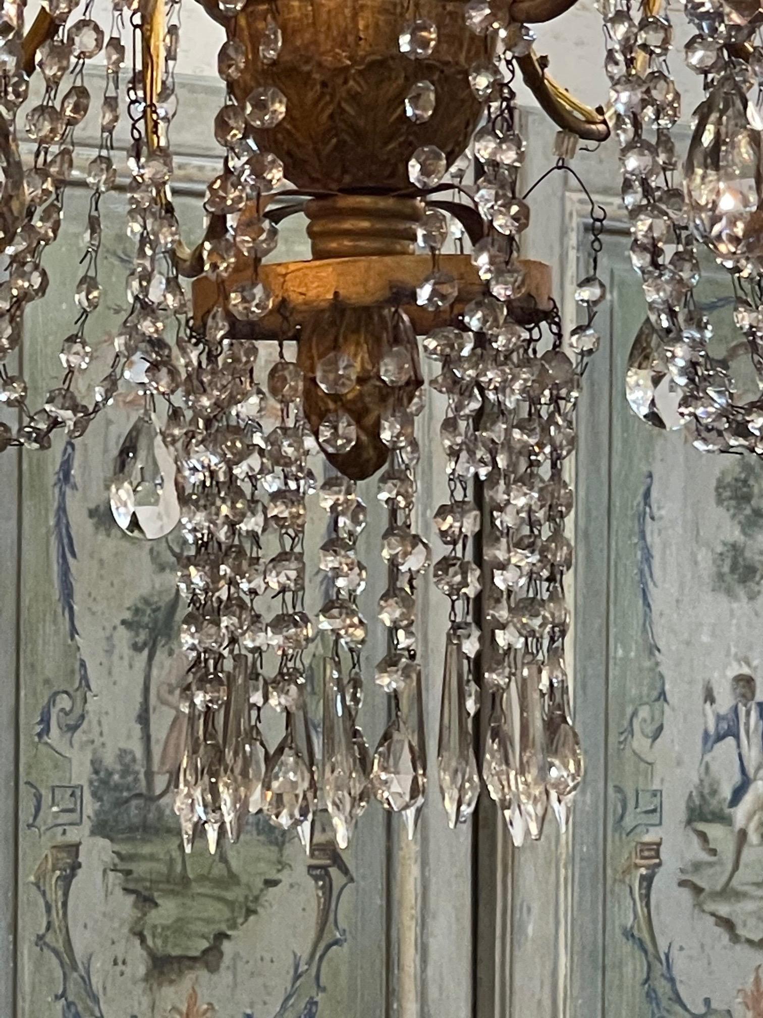 Italienischer Kronleuchter aus vergoldetem Holz mit Perlen und Kristall aus dem 18. Jahrhundert im Angebot 3