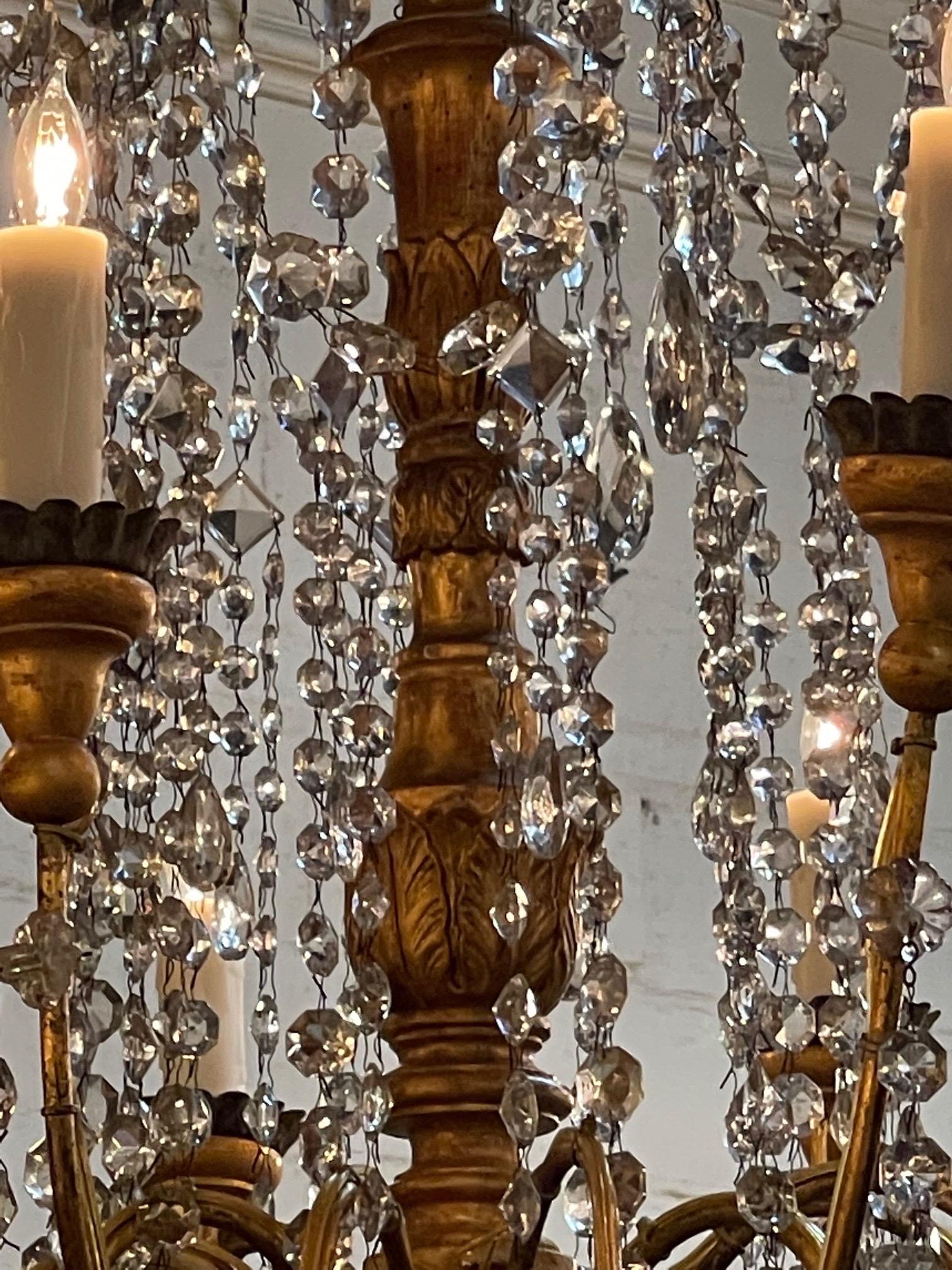 Lustre italien du XVIIIe siècle en bois doré perlé et cristal en vente 3