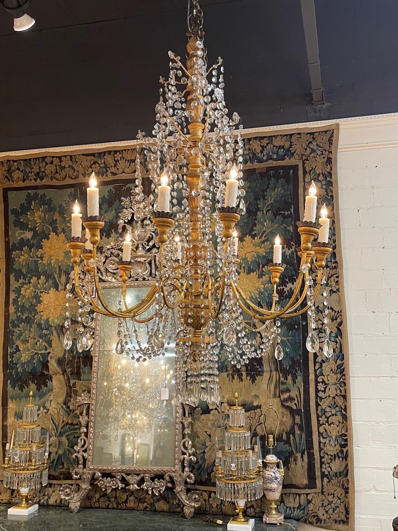 Lustre italien du XVIIIe siècle en bois doré perlé et cristal en vente 4