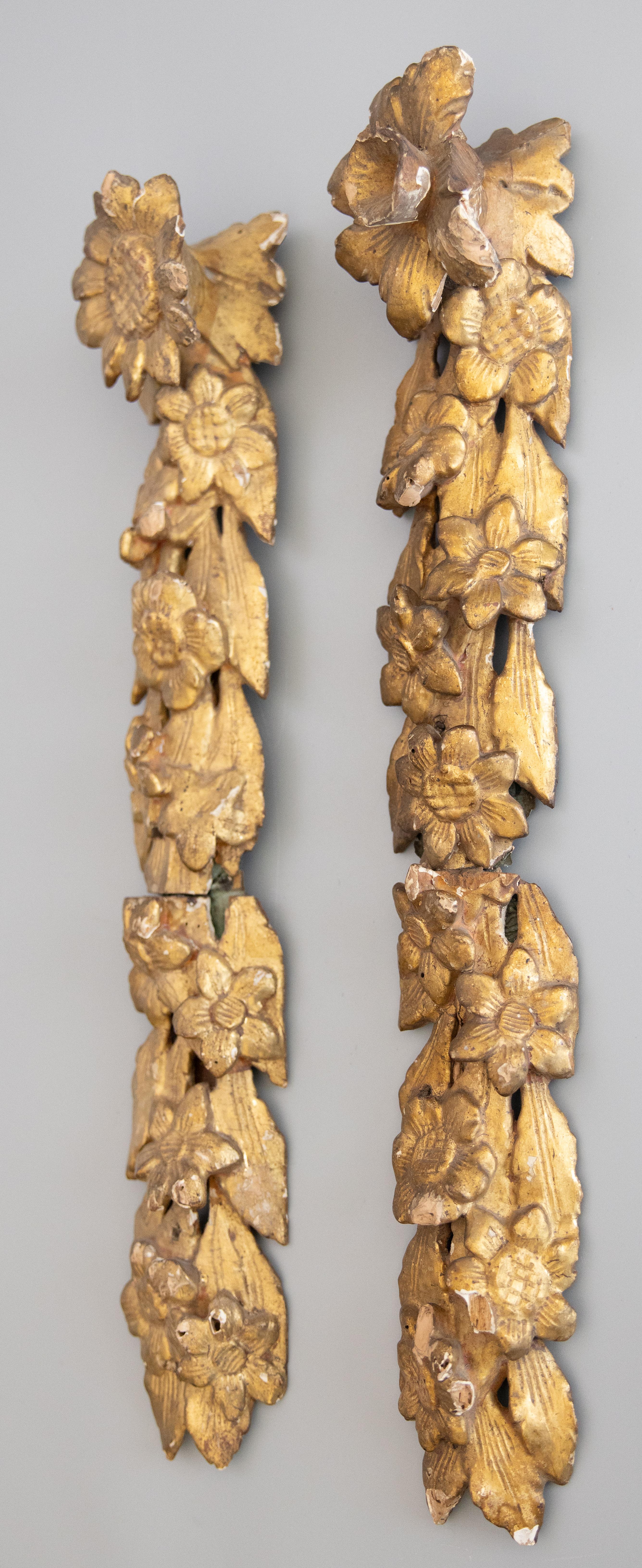 Ein wunderschönes Paar antike 18. Jahrhundert Italienisch geschnitzt Goldholz und Gesso floralen architektonischen Fragmente / Wand Girlanden / Wanddekor mit Aufhängern, circa 1750. Diese atemberaubenden Fragmente haben handgeschnitzte Kaskaden von