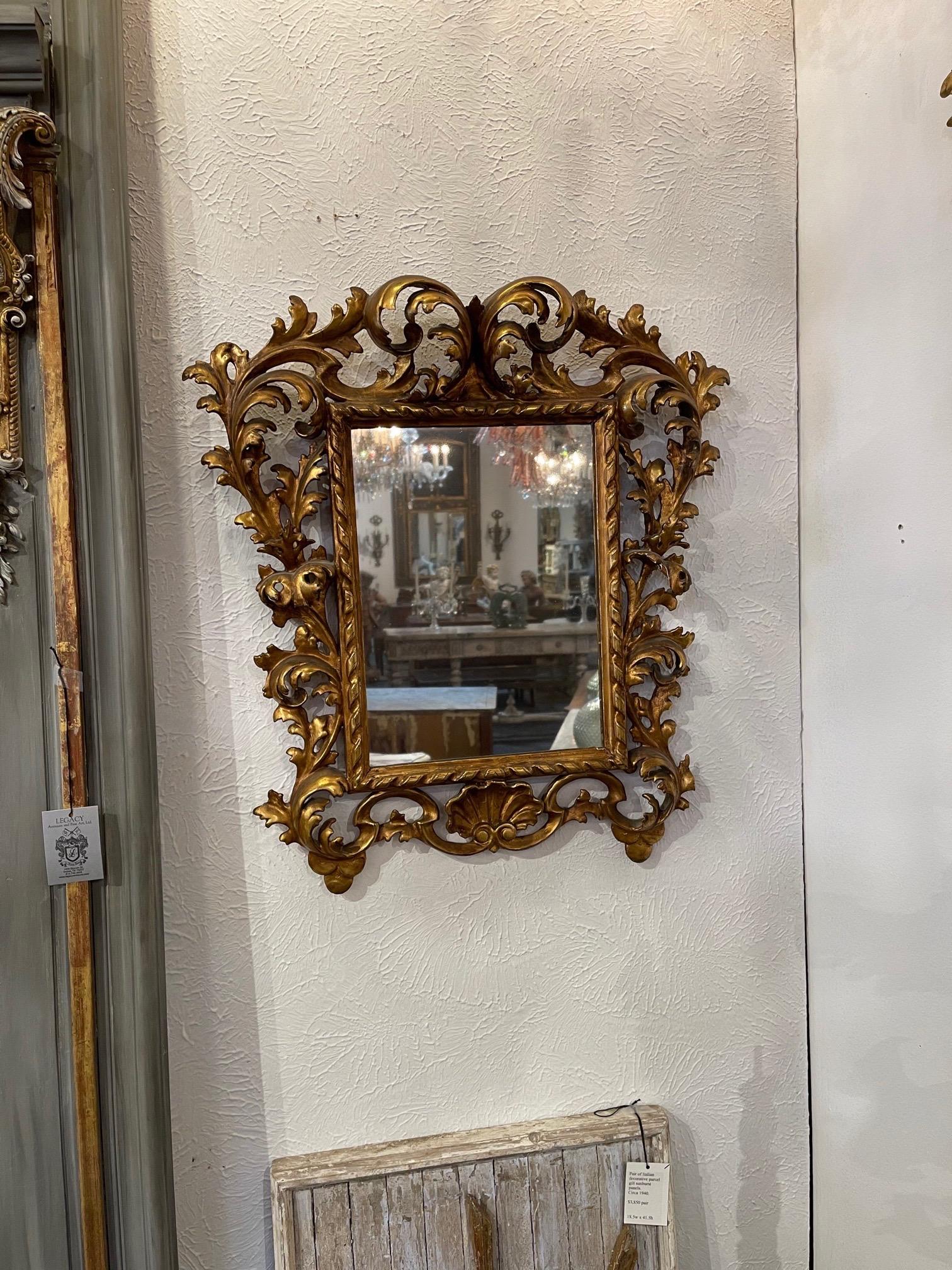 Exquis miroir italien en bois doré du 18e siècle provenant de Florence. Fabuleux design sculpté et élaboré. Tellement élégante !