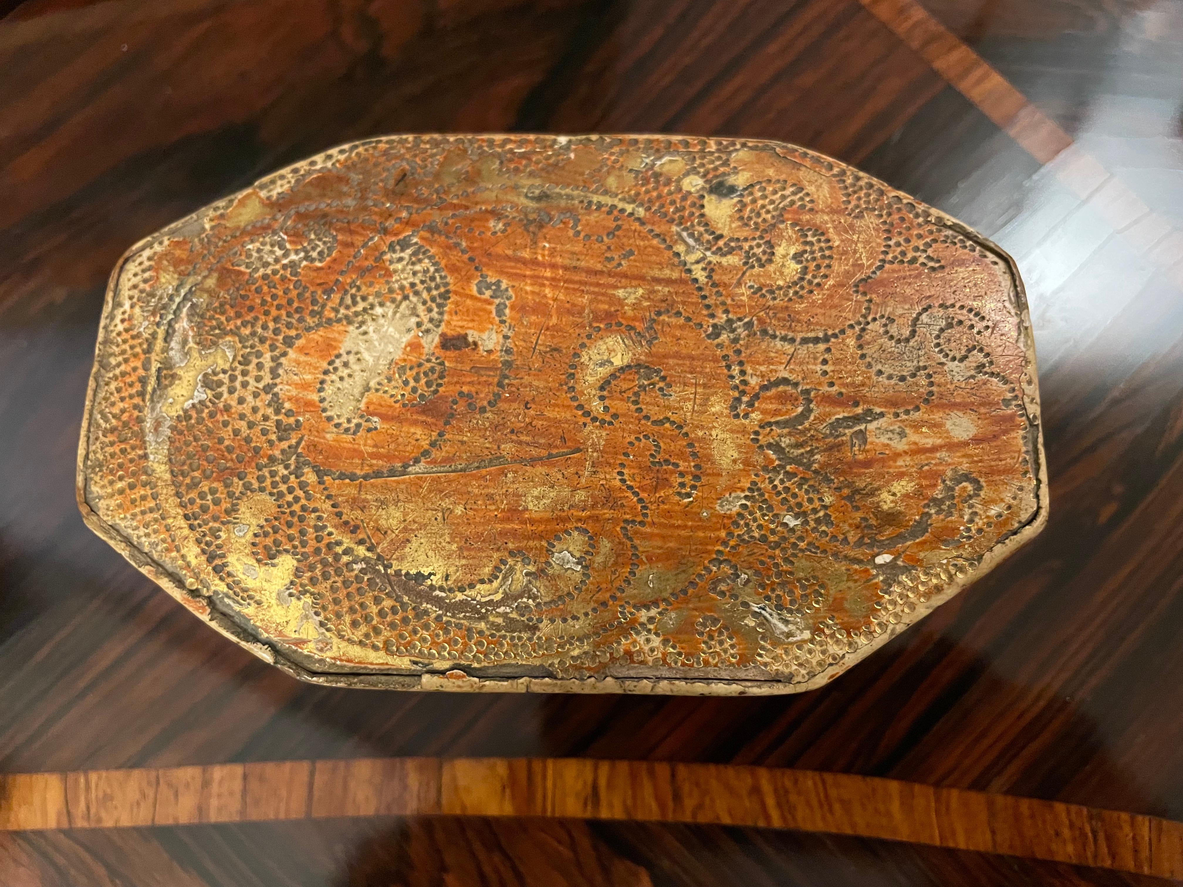 Boîte gravée en bois doré florentin du 18e siècle en Italie  en vente 4