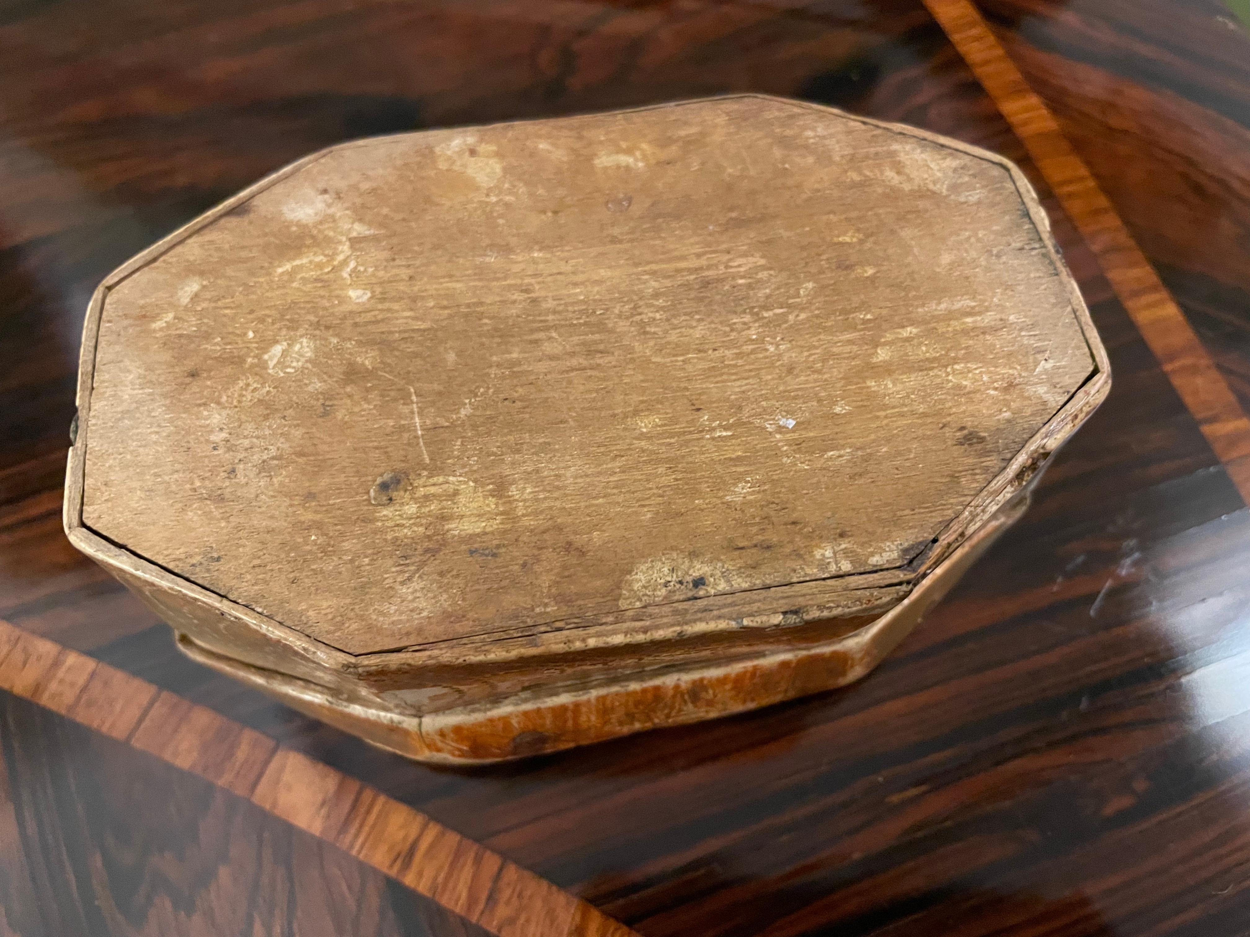Boîte gravée en bois doré florentin du 18e siècle en Italie  en vente 5