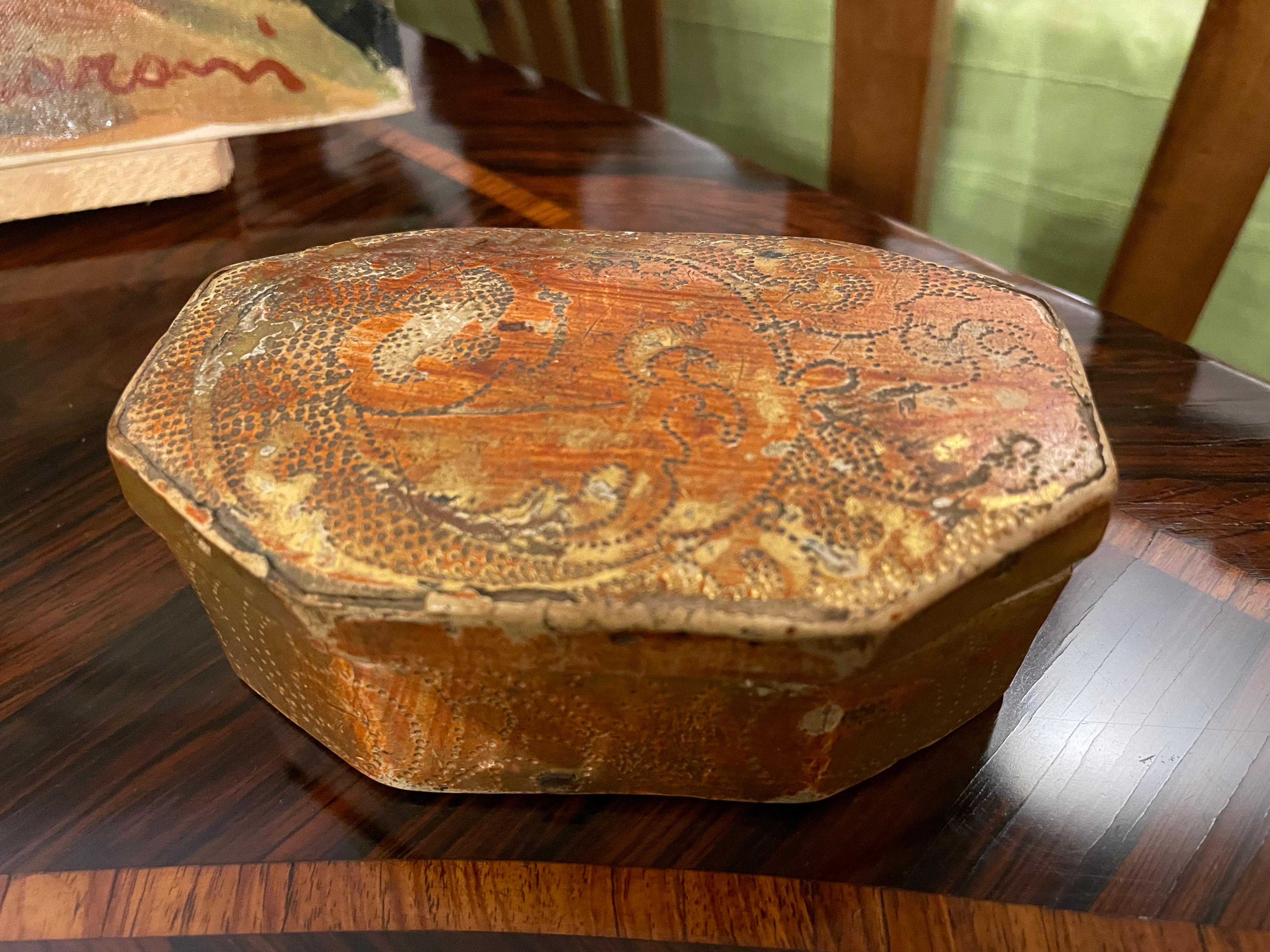 Italian antique gilded Florentine box, octagonal shape realized in white walnut, engraved on each side and the top and with bulin scrolling decoration. The box dates back to the last quarter of 18th century, is in fair condition, with wear