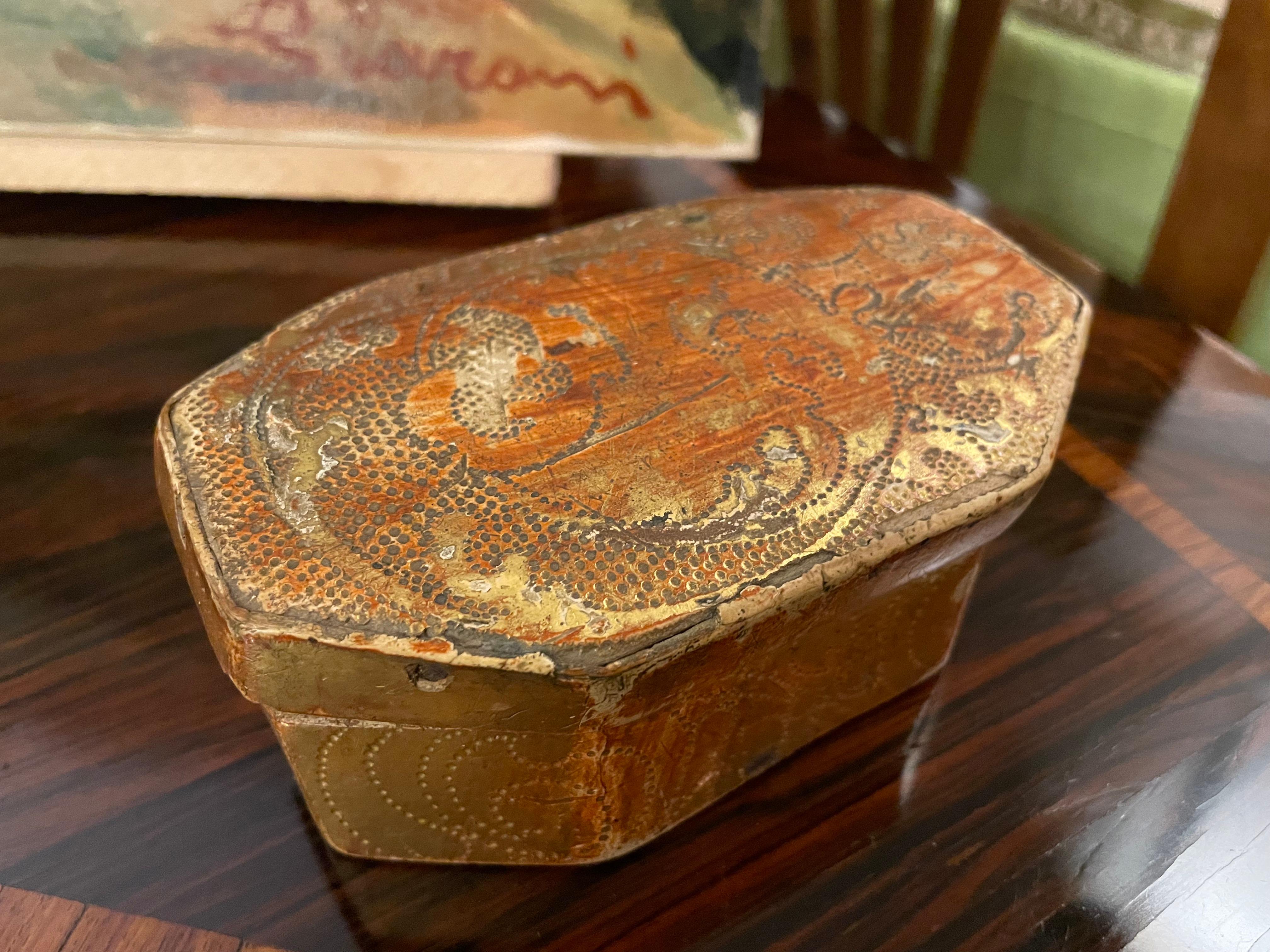 Neoclassical 18th Century Italian Florentine Giltwood Engraved Box  For Sale