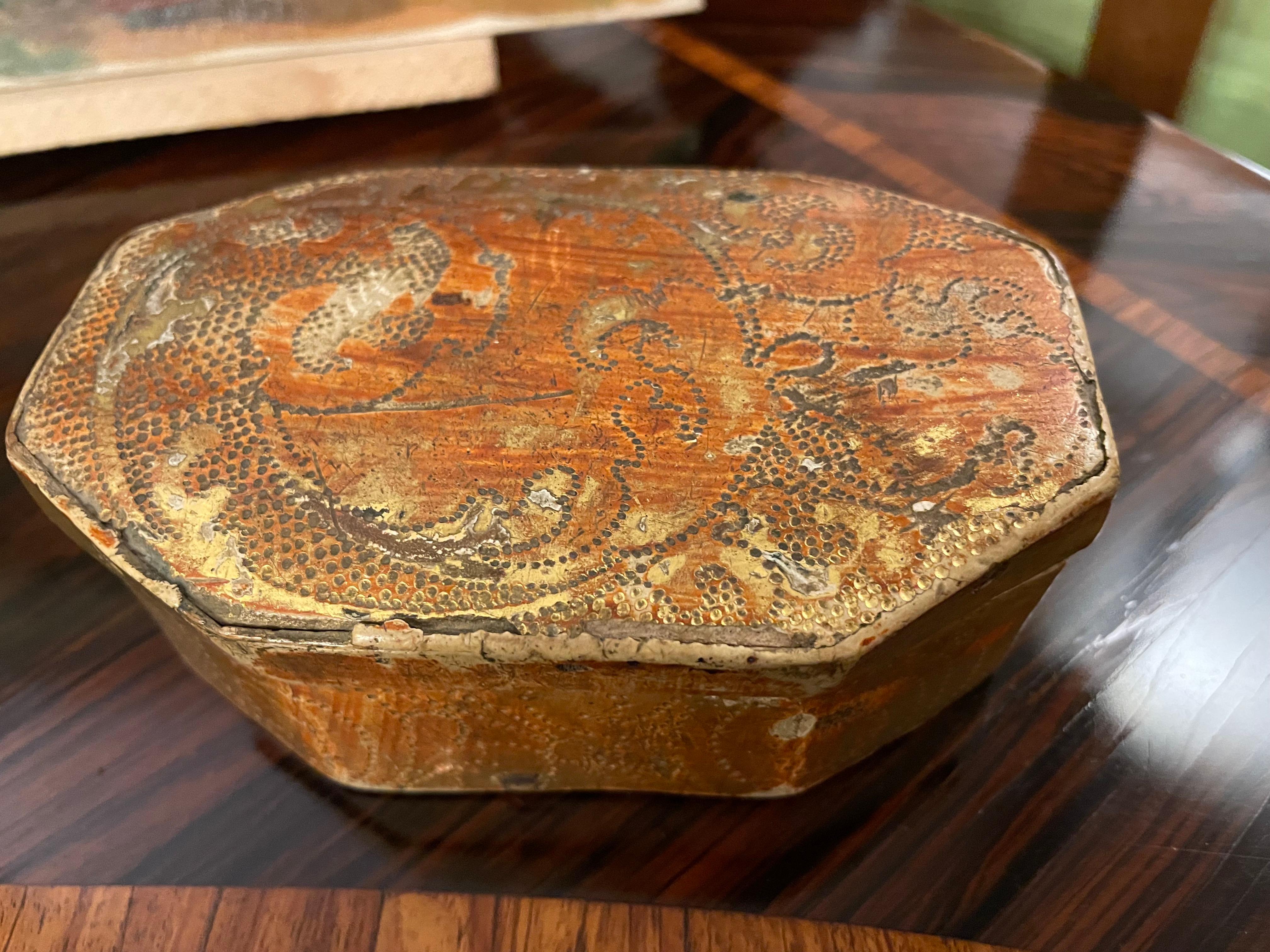 18th Century Italian Florentine Giltwood Engraved Box  In Fair Condition For Sale In Milan, IT