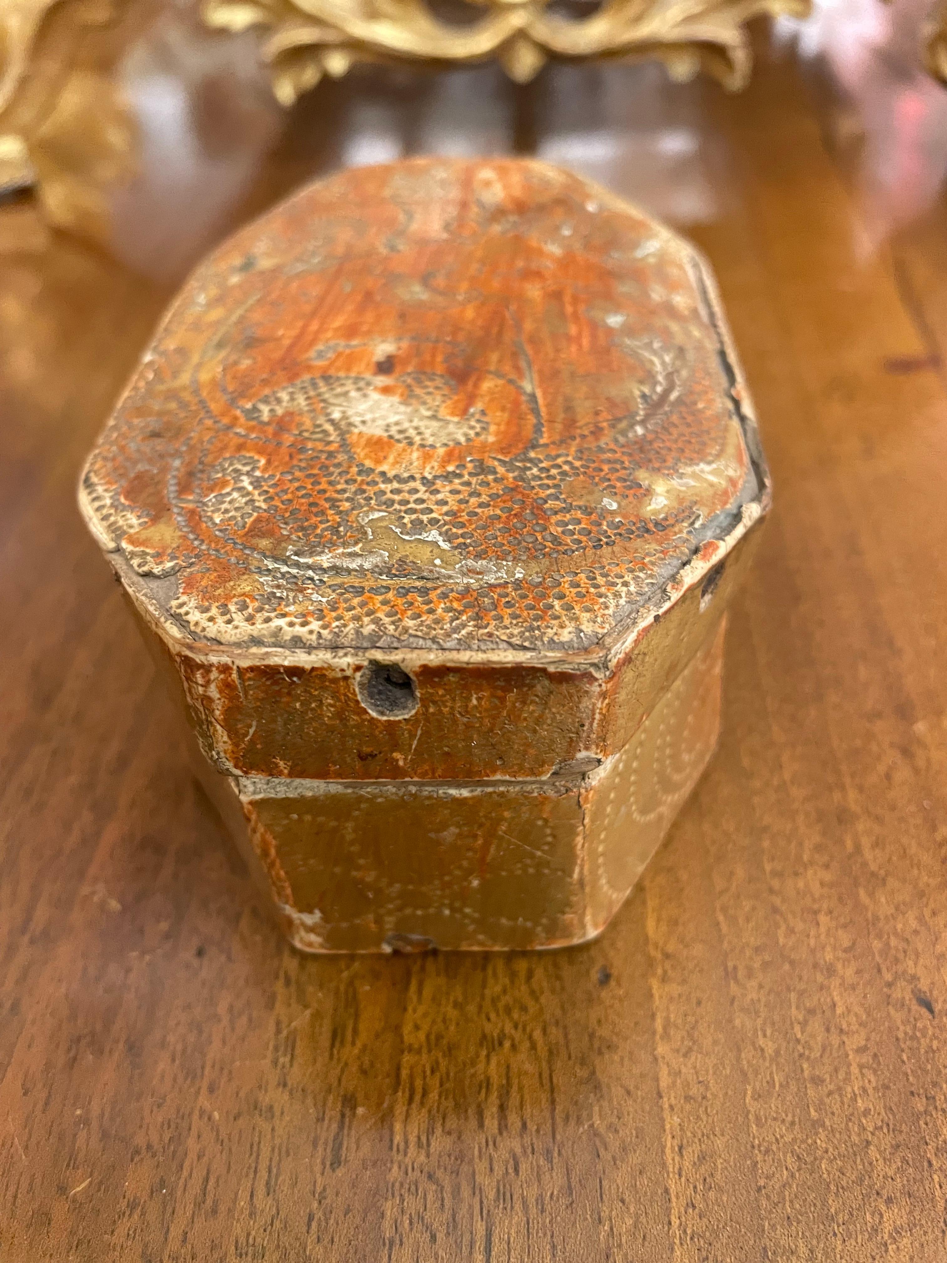Boîte gravée en bois doré florentin du 18e siècle en Italie  État moyen - En vente à Milan, IT
