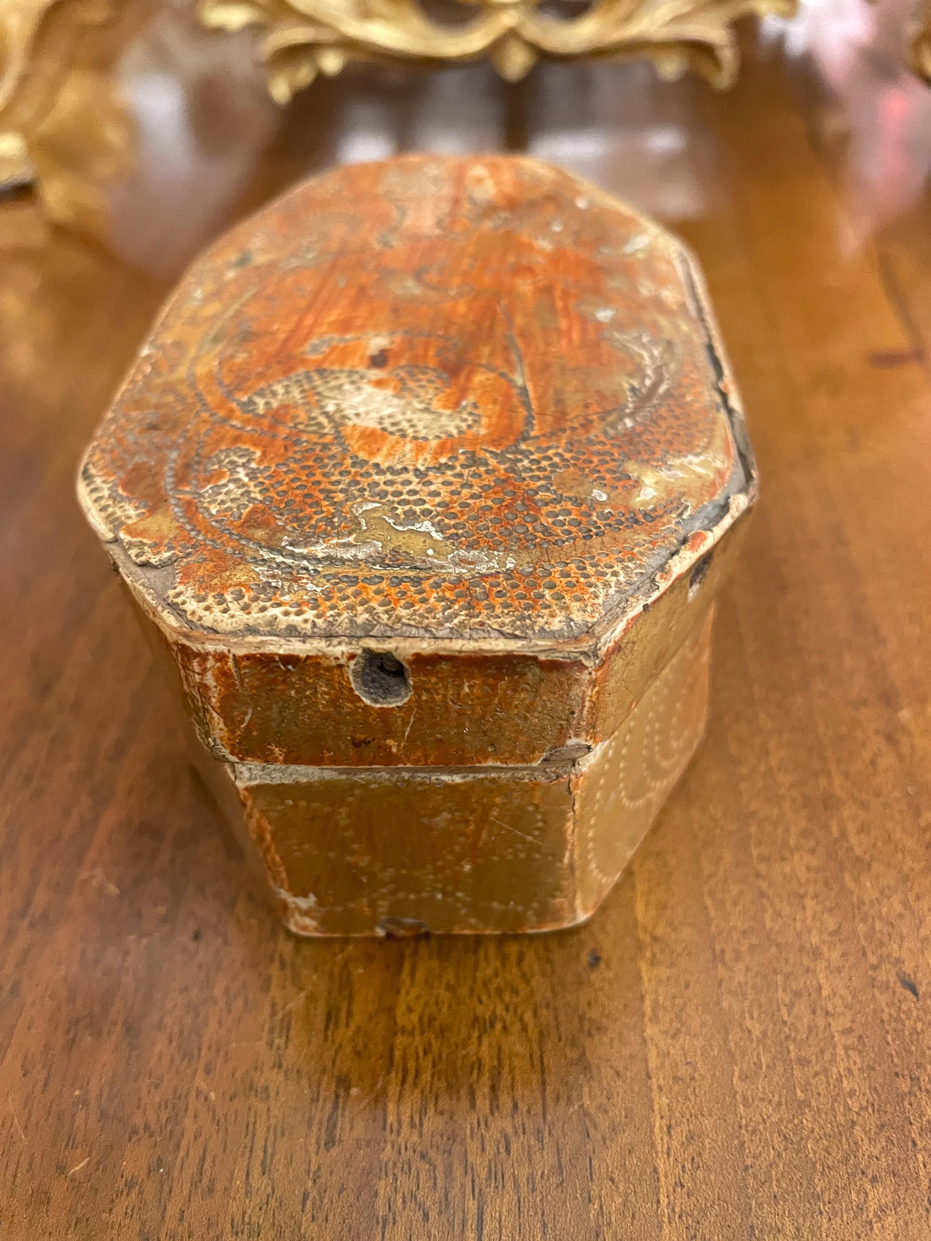 Caja grabada en madera dorada florentina italiana del siglo XVIII Dorado en venta