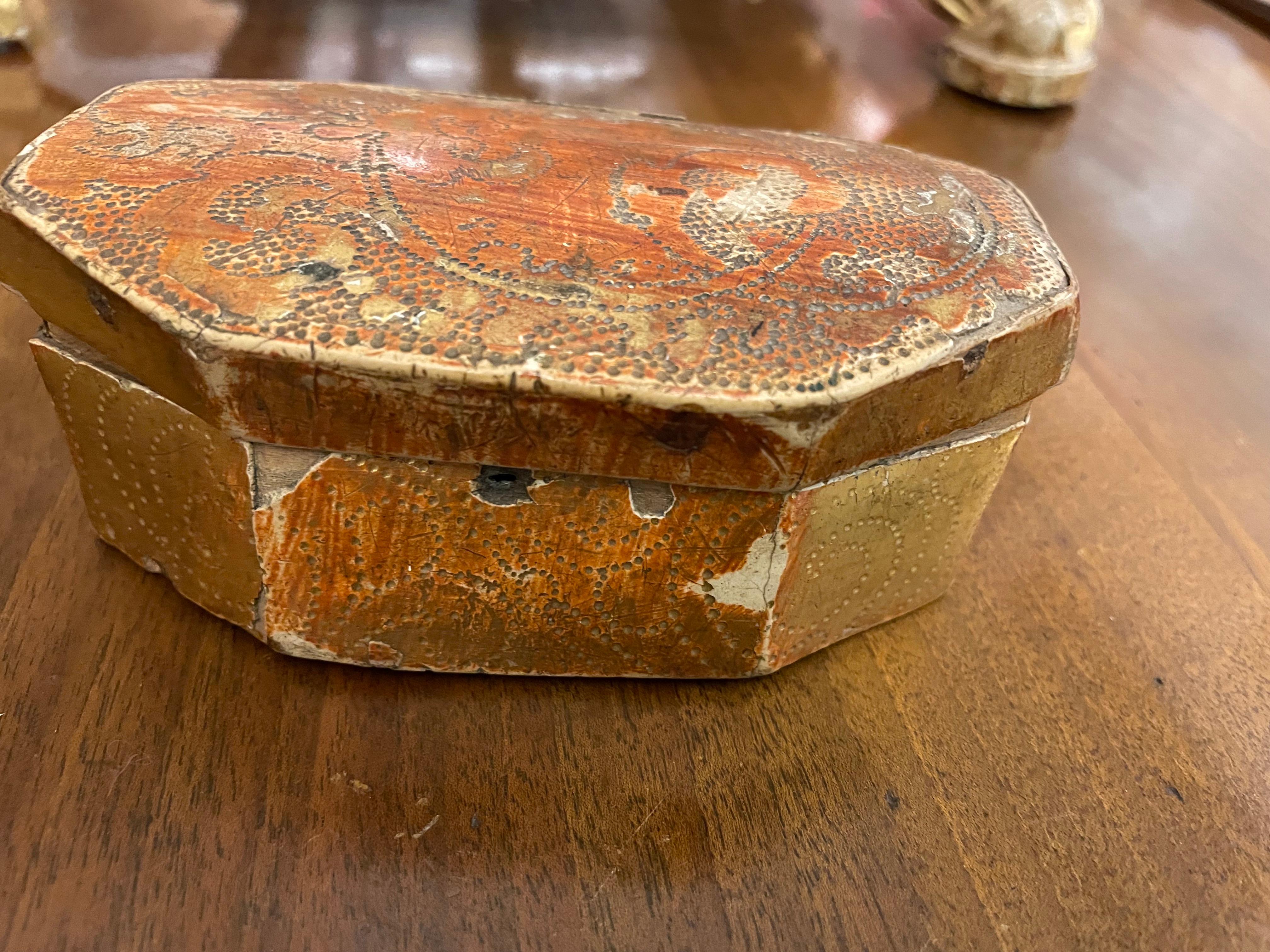 Noyer Boîte gravée en bois doré florentin du 18e siècle en Italie  en vente