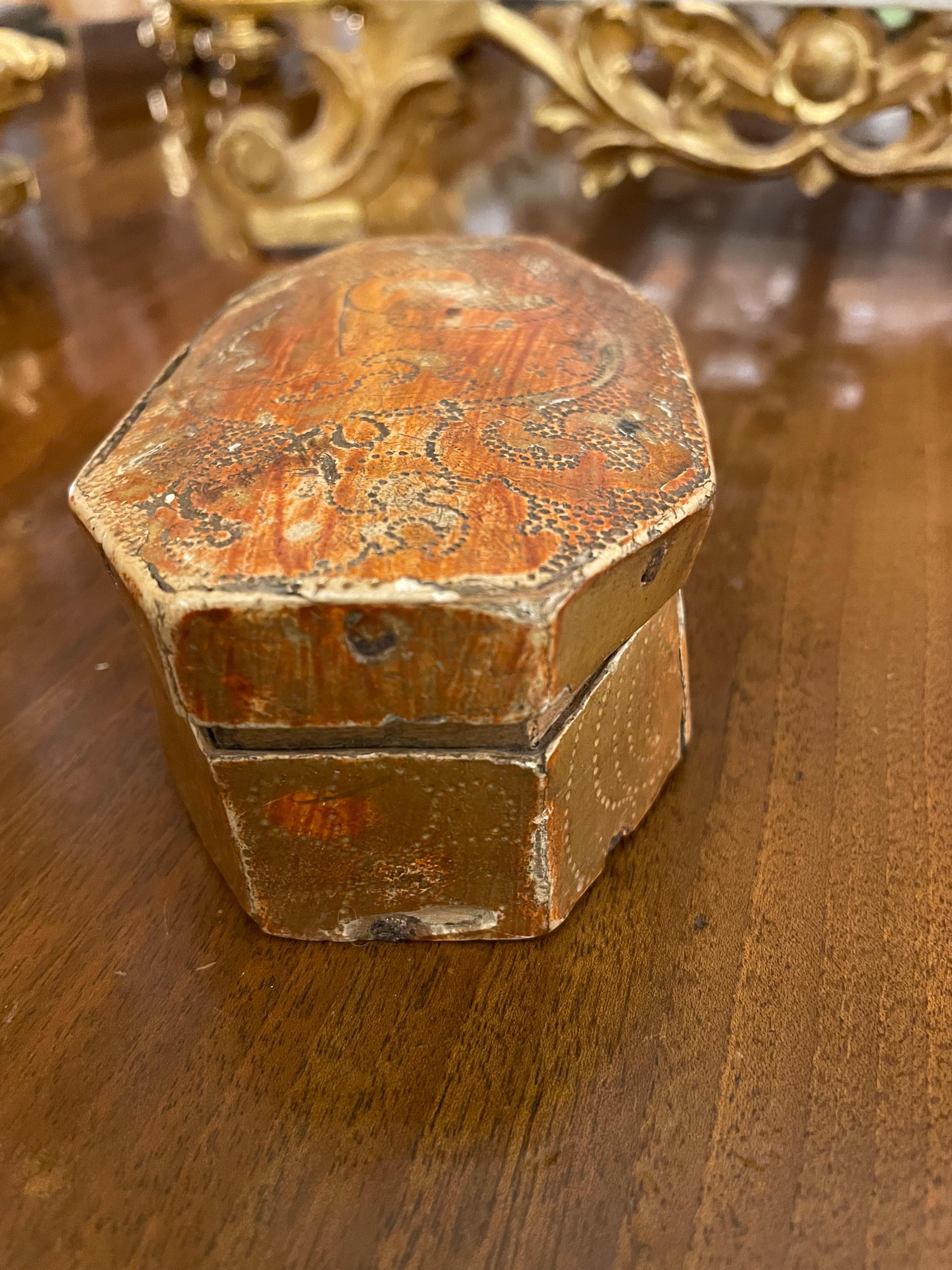 Boîte gravée en bois doré florentin du 18e siècle en Italie  en vente 1