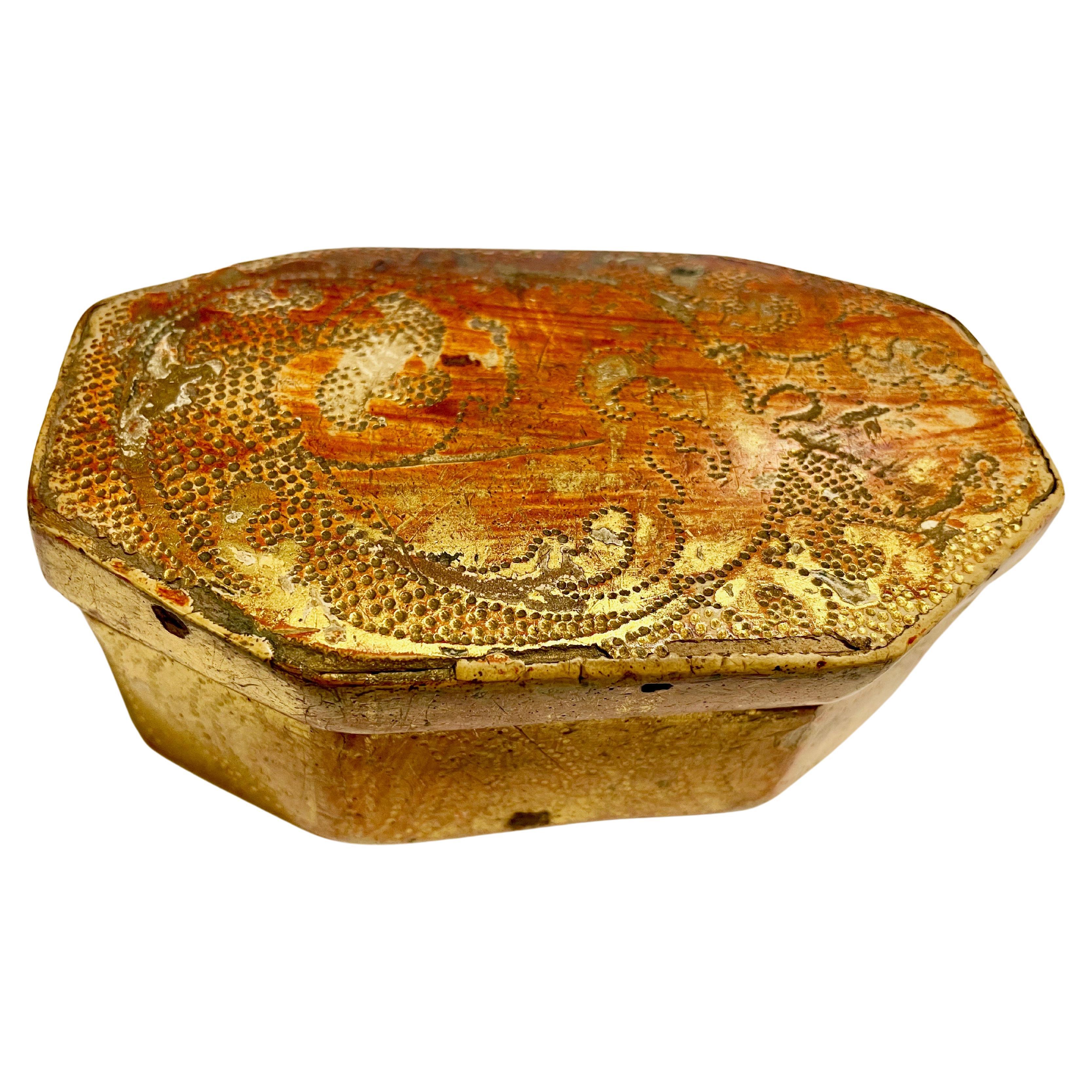 Boîte gravée en bois doré florentin du 18e siècle en Italie  en vente