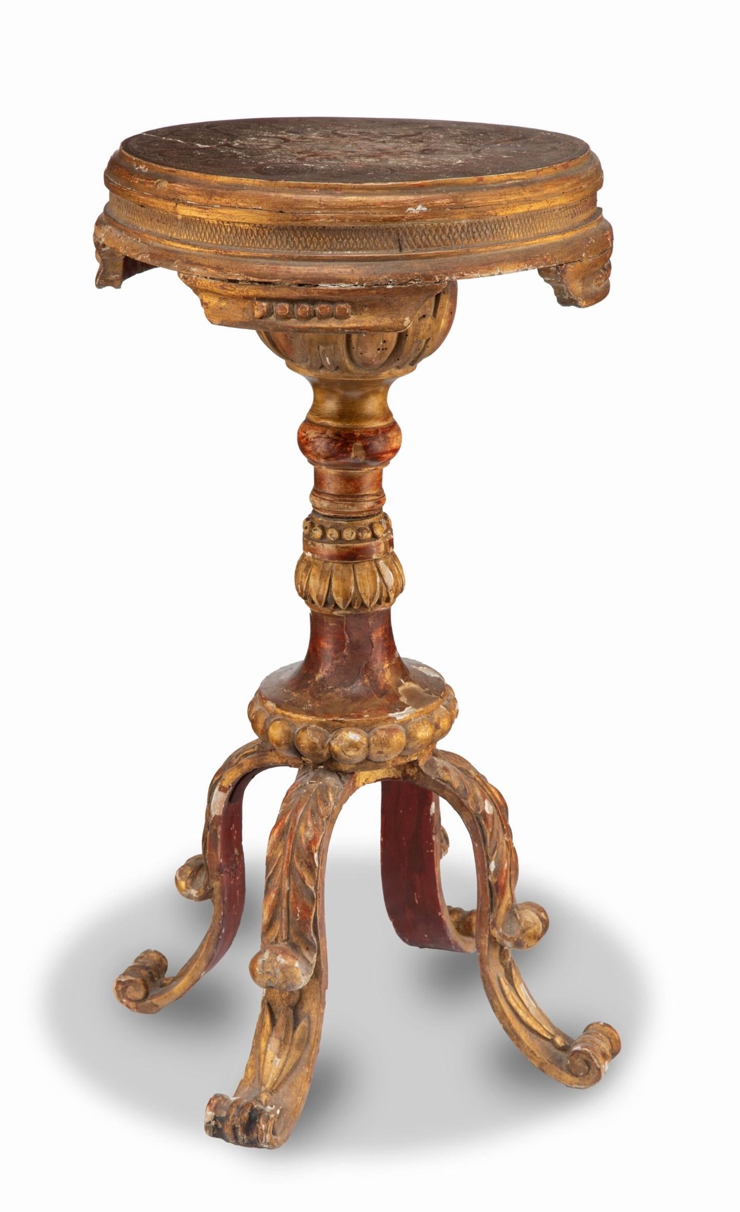 Un notevole guéridon in legno dorato intagliato e policromato del periodo barocco, risalente a 300 anni fa, con una patina splendidamente invecchiata! circa 1725

Realizzato a mano in Italia all'inizio del XVIII secolo, ha un piano rotondo con un