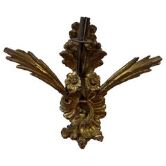 Applique a braccio singolo in legno dorato e ferro del XVIII secolo