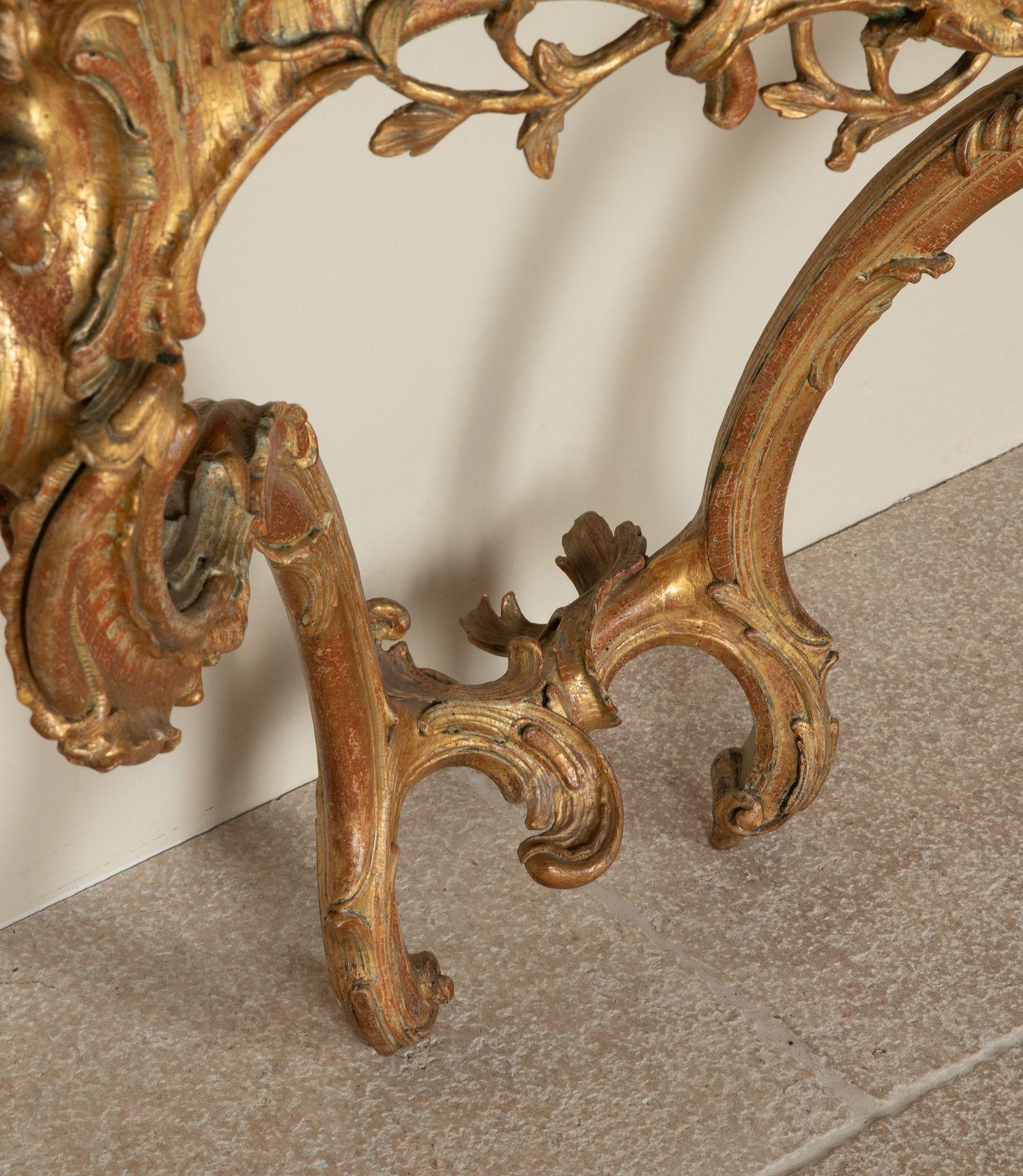 Table console italienne du 18e siècle en bois doré avec plateau en marbre en vente 4