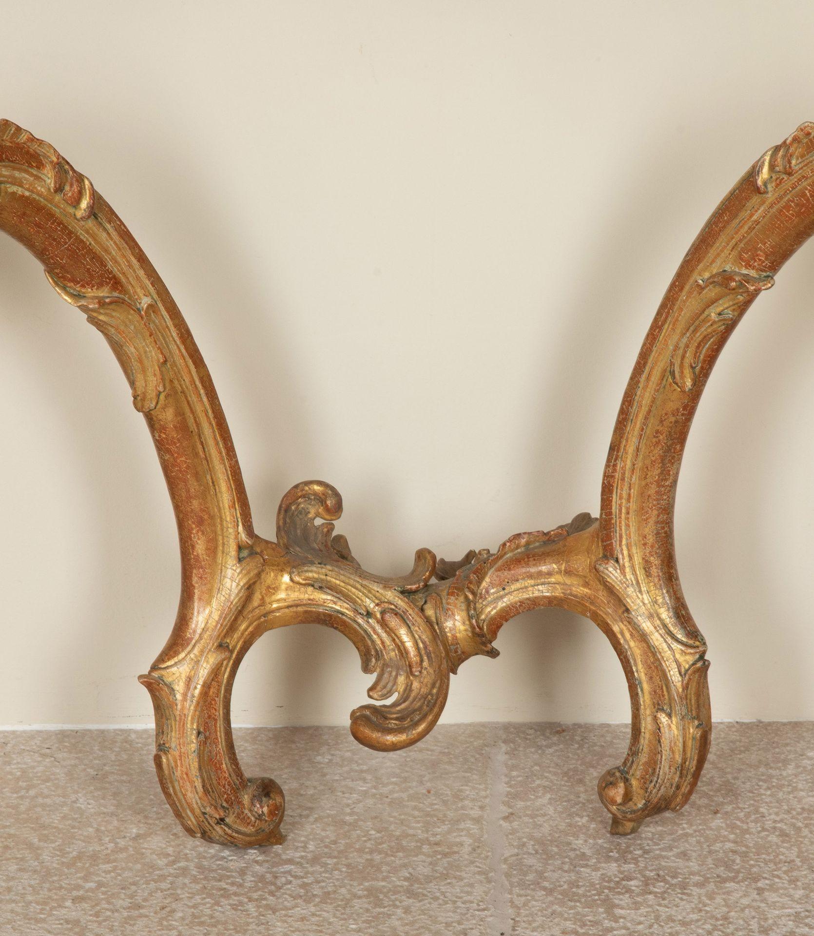 Table console italienne du 18e siècle en bois doré avec plateau en marbre en vente 5