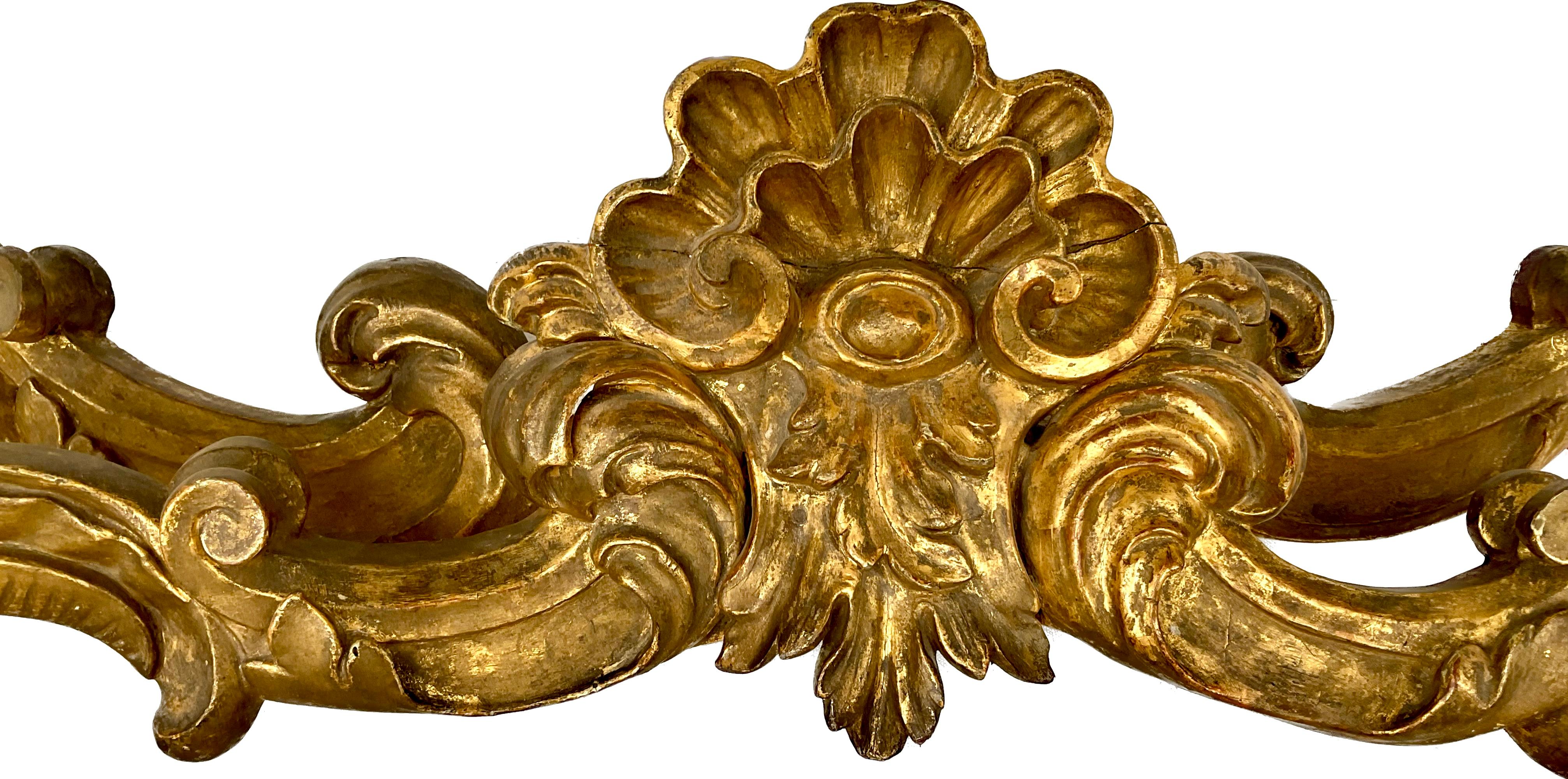Ein sehr beeindruckender italienischer Konsolentisch aus vergoldetem Holz aus dem 18. Jahrhundert mit einer Platte aus Carrara-Marmor in Serpentinenform. Der Sockel ist mit aufwendigen durchbrochenen Schnitzereien in Form von stilisierten