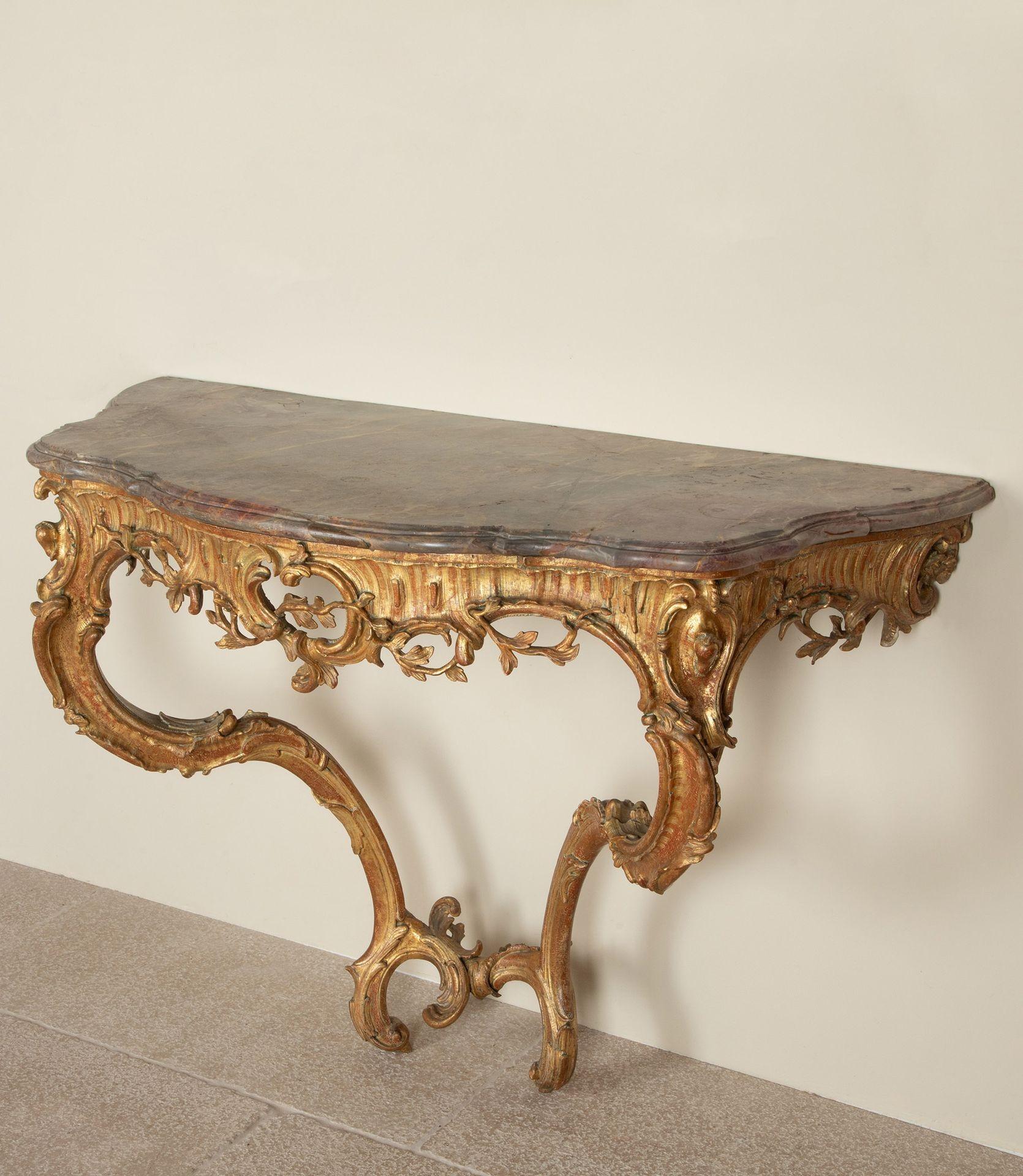 Console italienne du XVIIIe siècle en bois doré avec un plateau en marbre. Le marbre présente des réparations anciennes, en rapport avec son âge.
