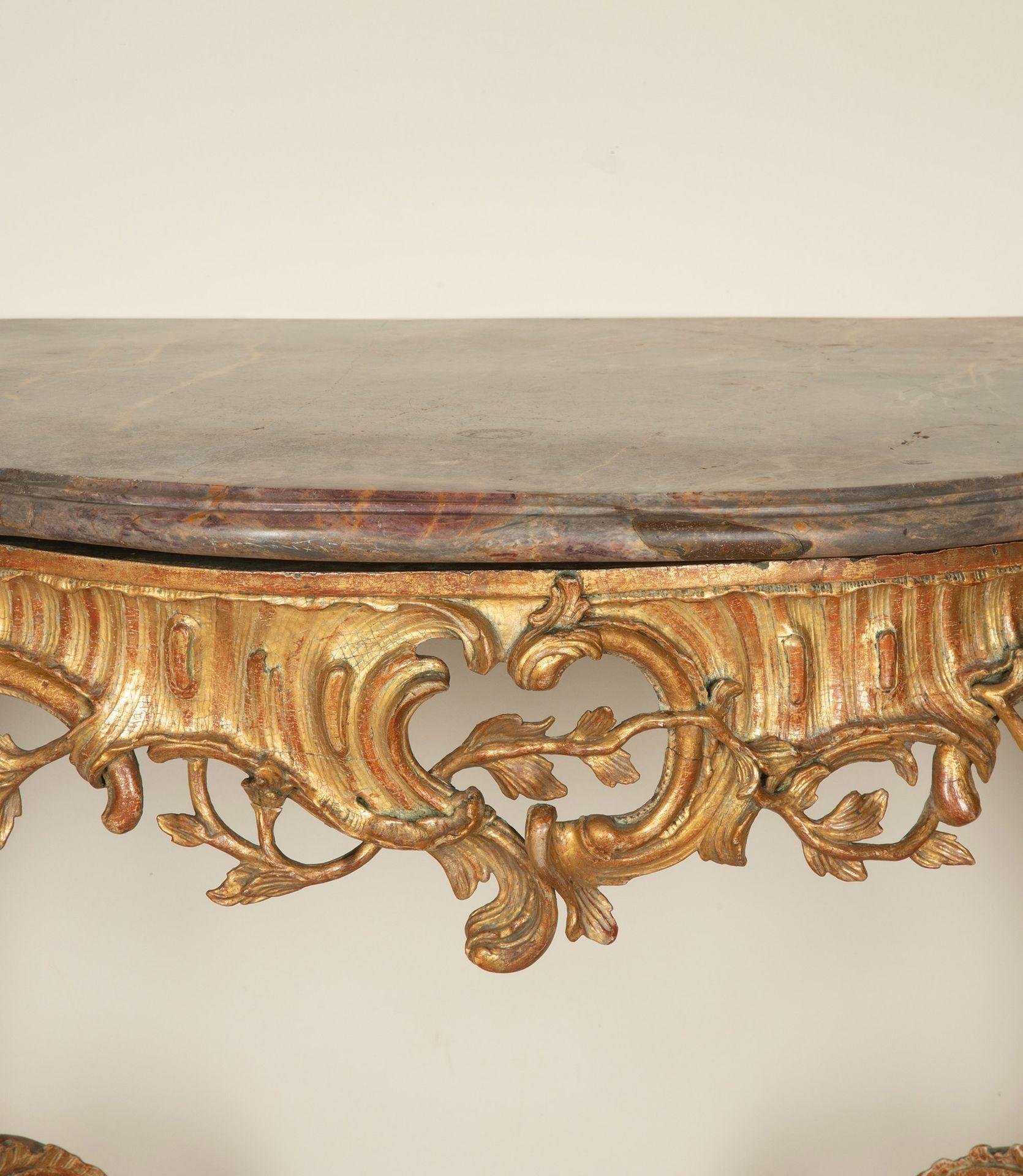 Louis XV Table console italienne du 18e siècle en bois doré avec plateau en marbre en vente