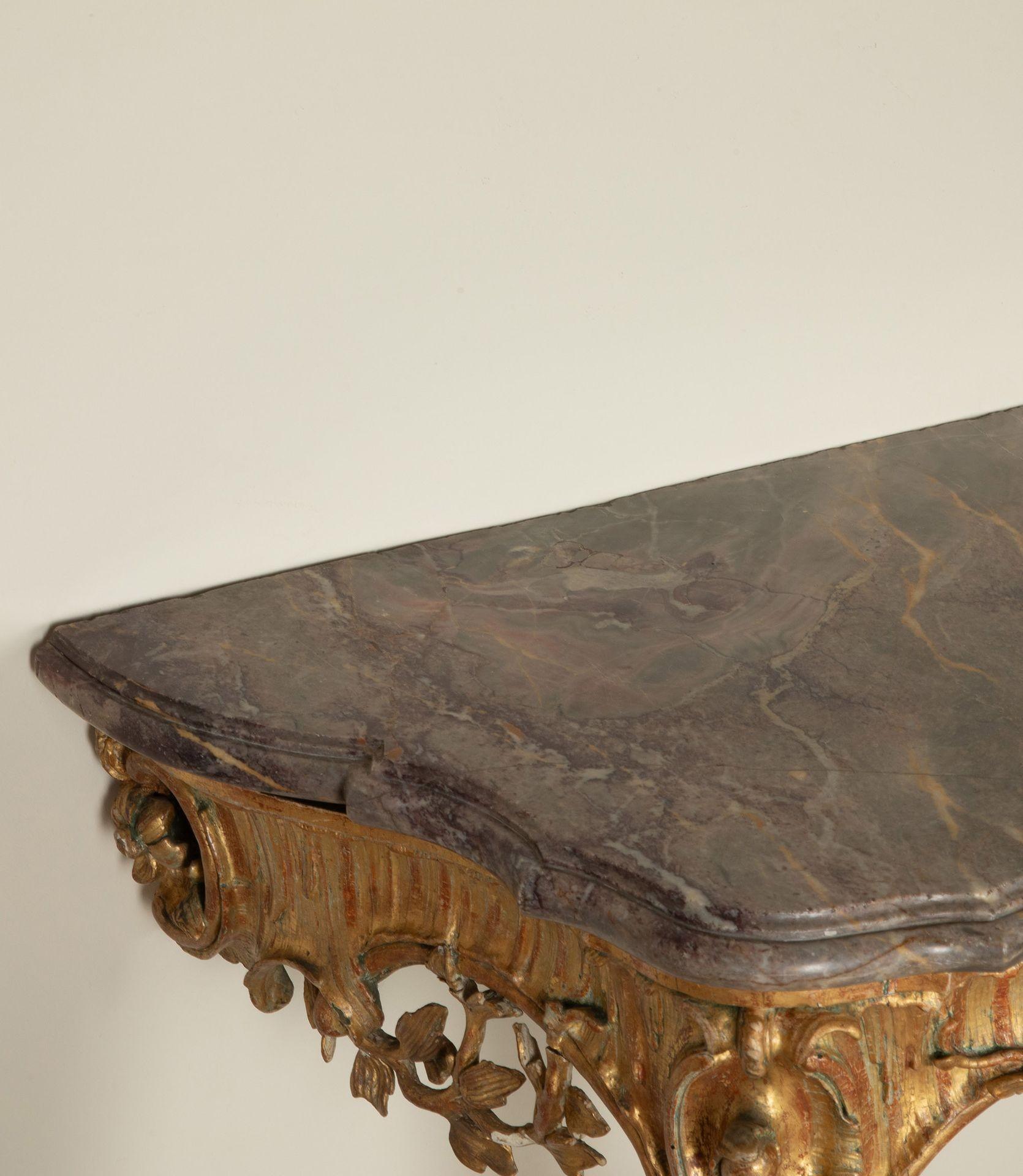 XVIIIe siècle Table console italienne du 18e siècle en bois doré avec plateau en marbre en vente