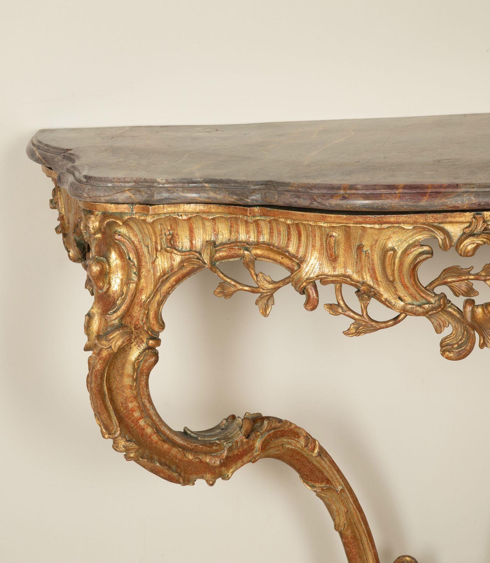 Marbre Table console italienne du 18e siècle en bois doré avec plateau en marbre en vente