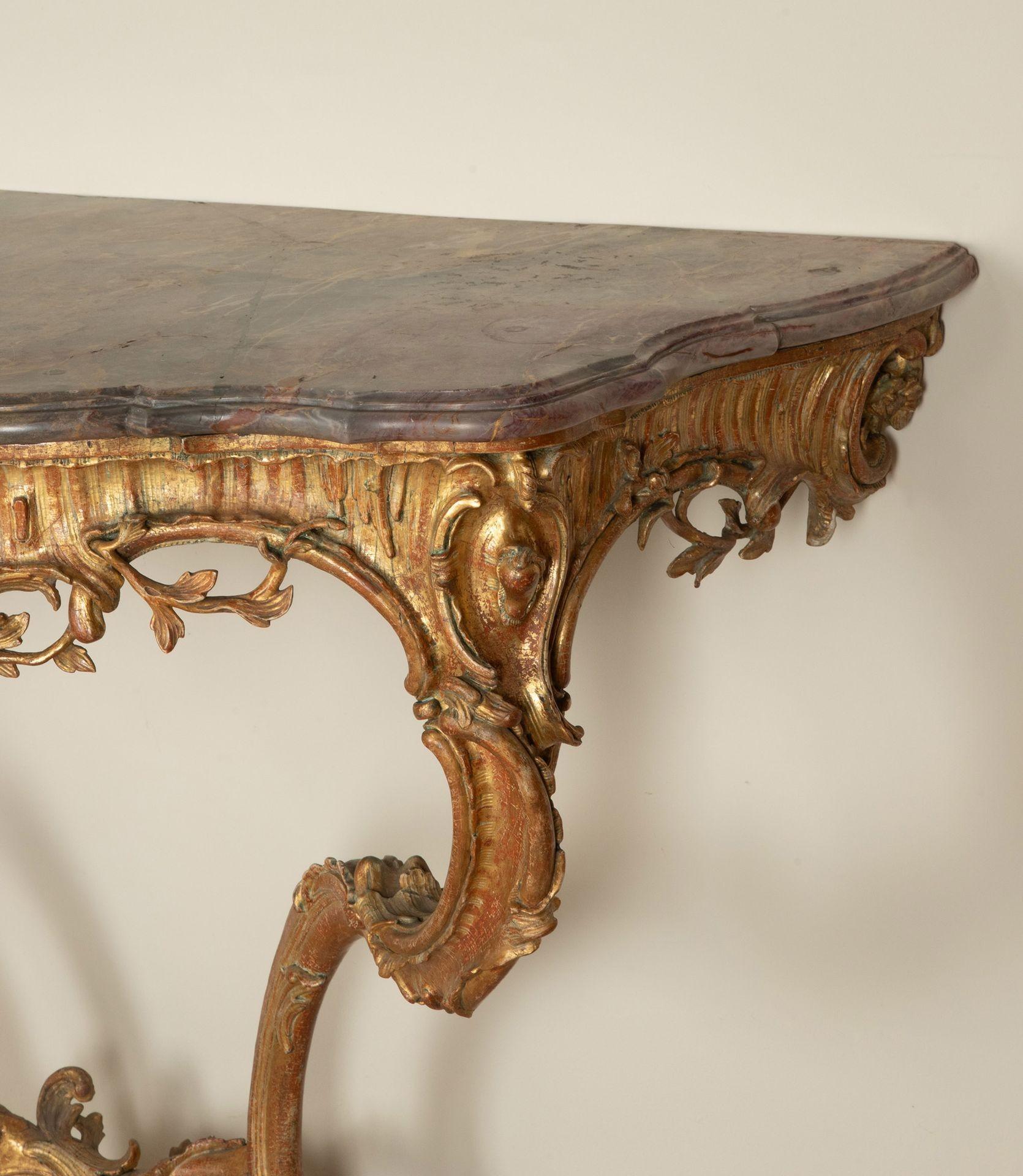 Table console italienne du 18e siècle en bois doré avec plateau en marbre en vente 1