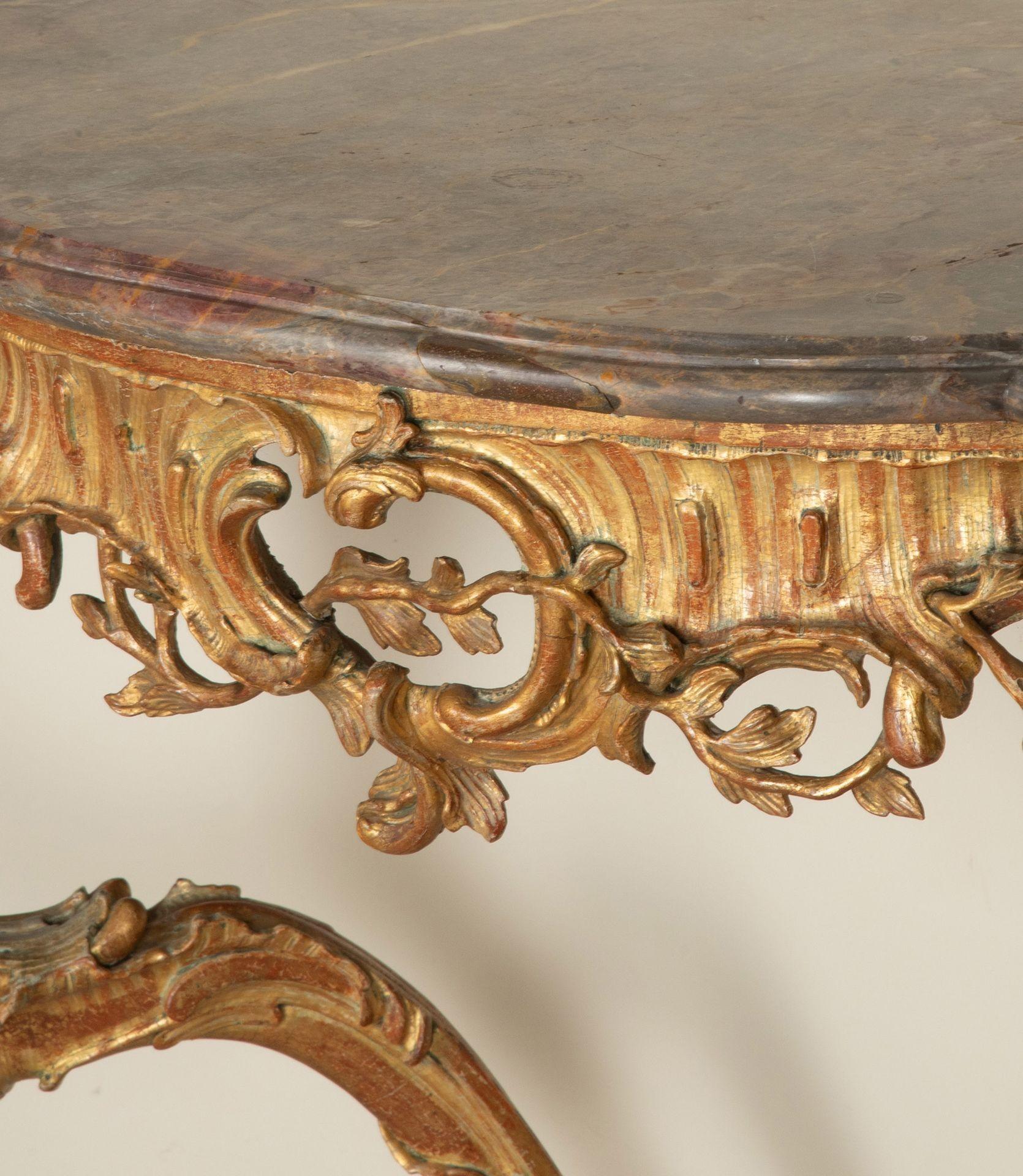 Table console italienne du 18e siècle en bois doré avec plateau en marbre en vente 2