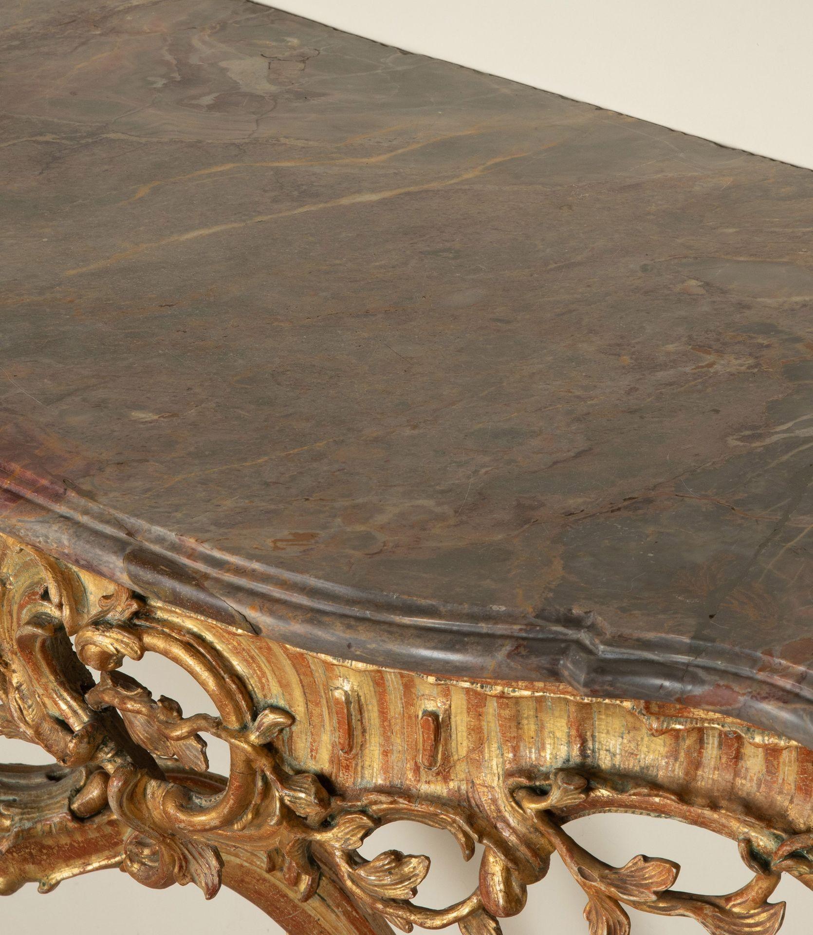 Table console italienne du 18e siècle en bois doré avec plateau en marbre en vente 3