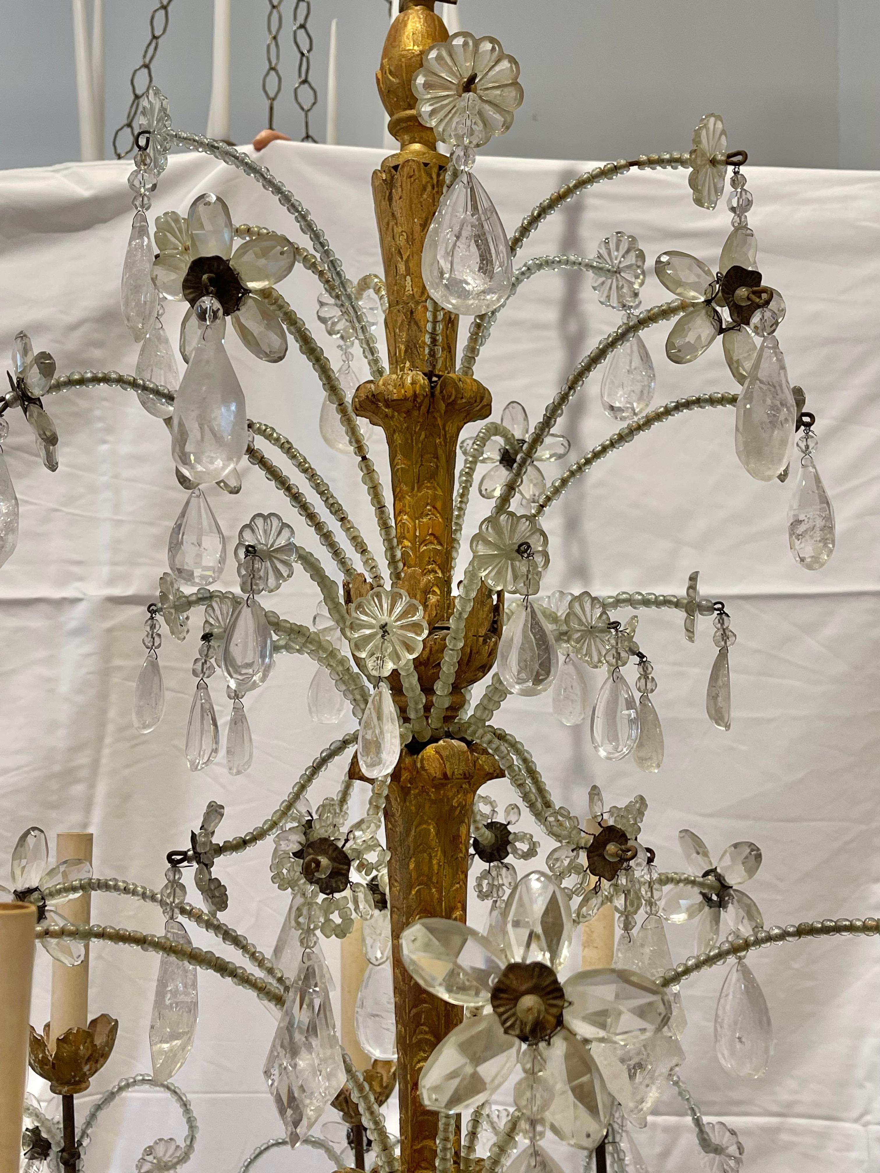 Néoclassique Lustre à douze lumières en bois doré, métal et cristal de roche italien du XVIIIe siècle en vente