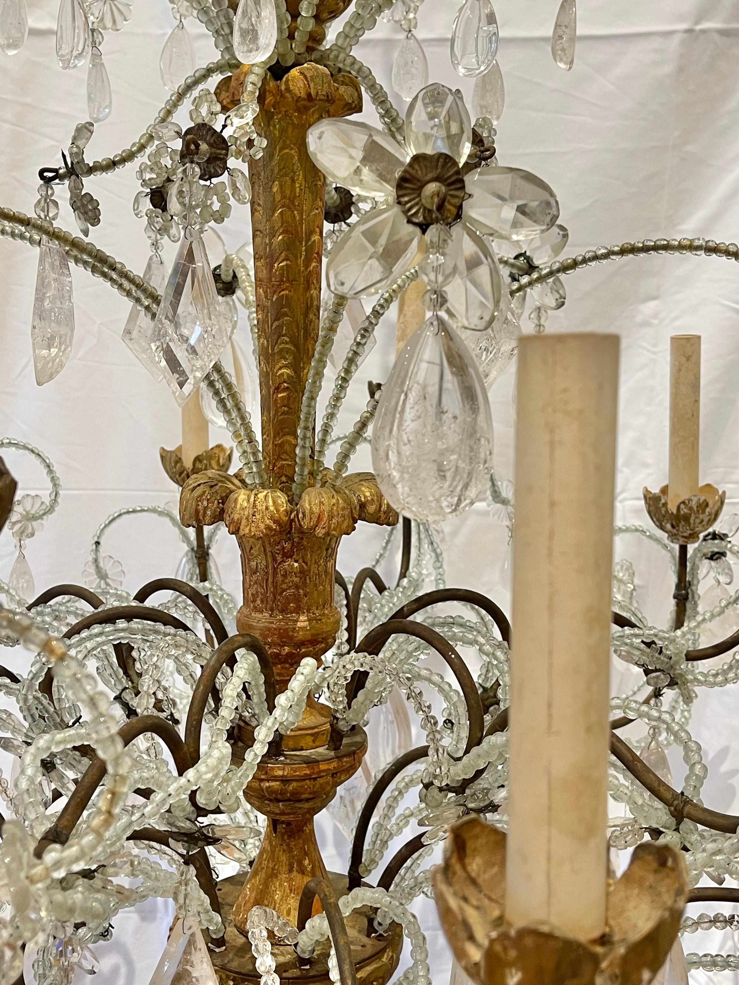 XVIIIe siècle et antérieur Lustre à douze lumières en bois doré, métal et cristal de roche italien du XVIIIe siècle en vente