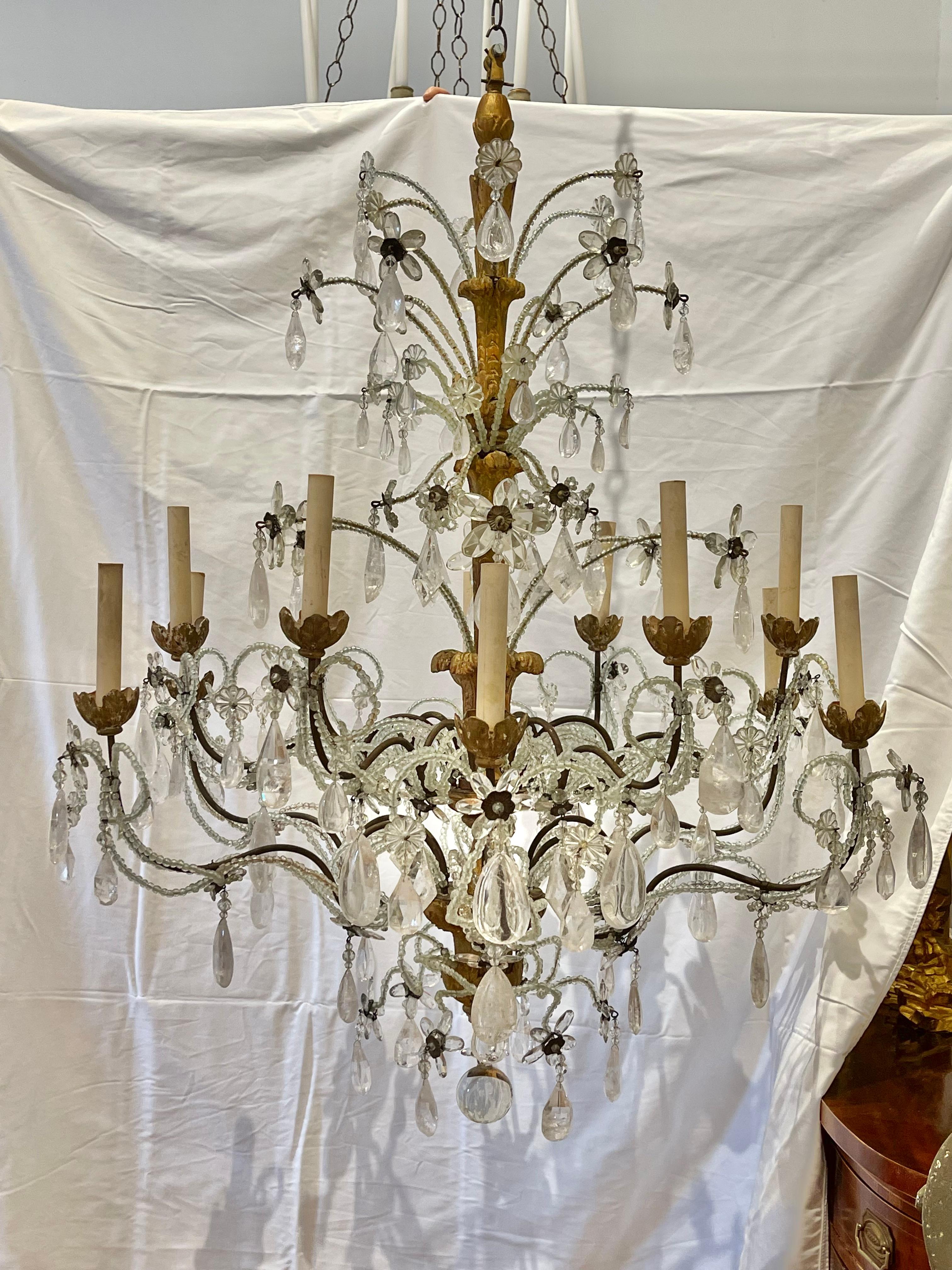 Lustre à douze lumières en bois doré, métal et cristal de roche italien du XVIIIe siècle en vente 1