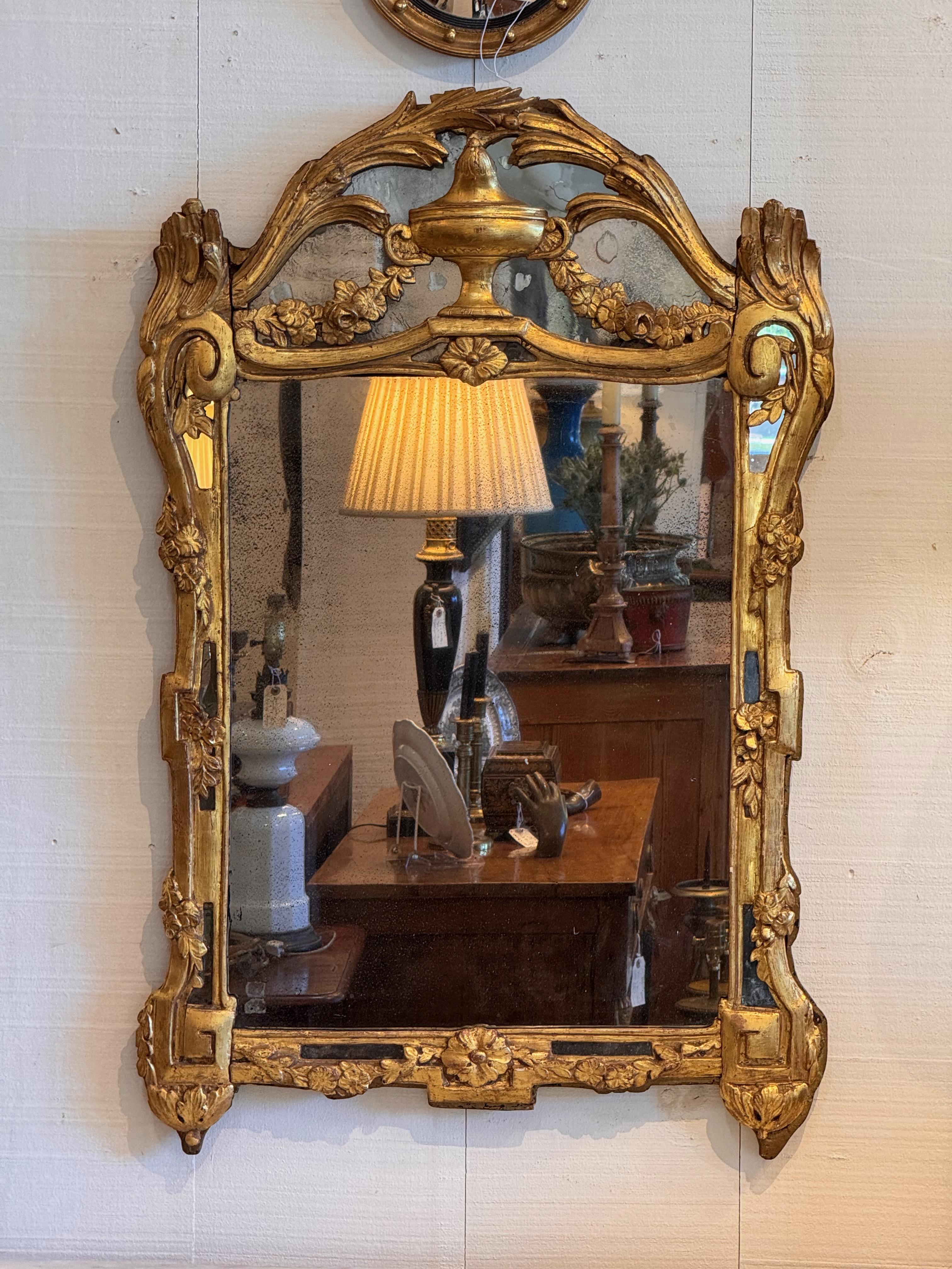 Il s'agit d'un superbe miroir italien. Superbes dorures et panneaux de miroirs encastrés sur les côtés.