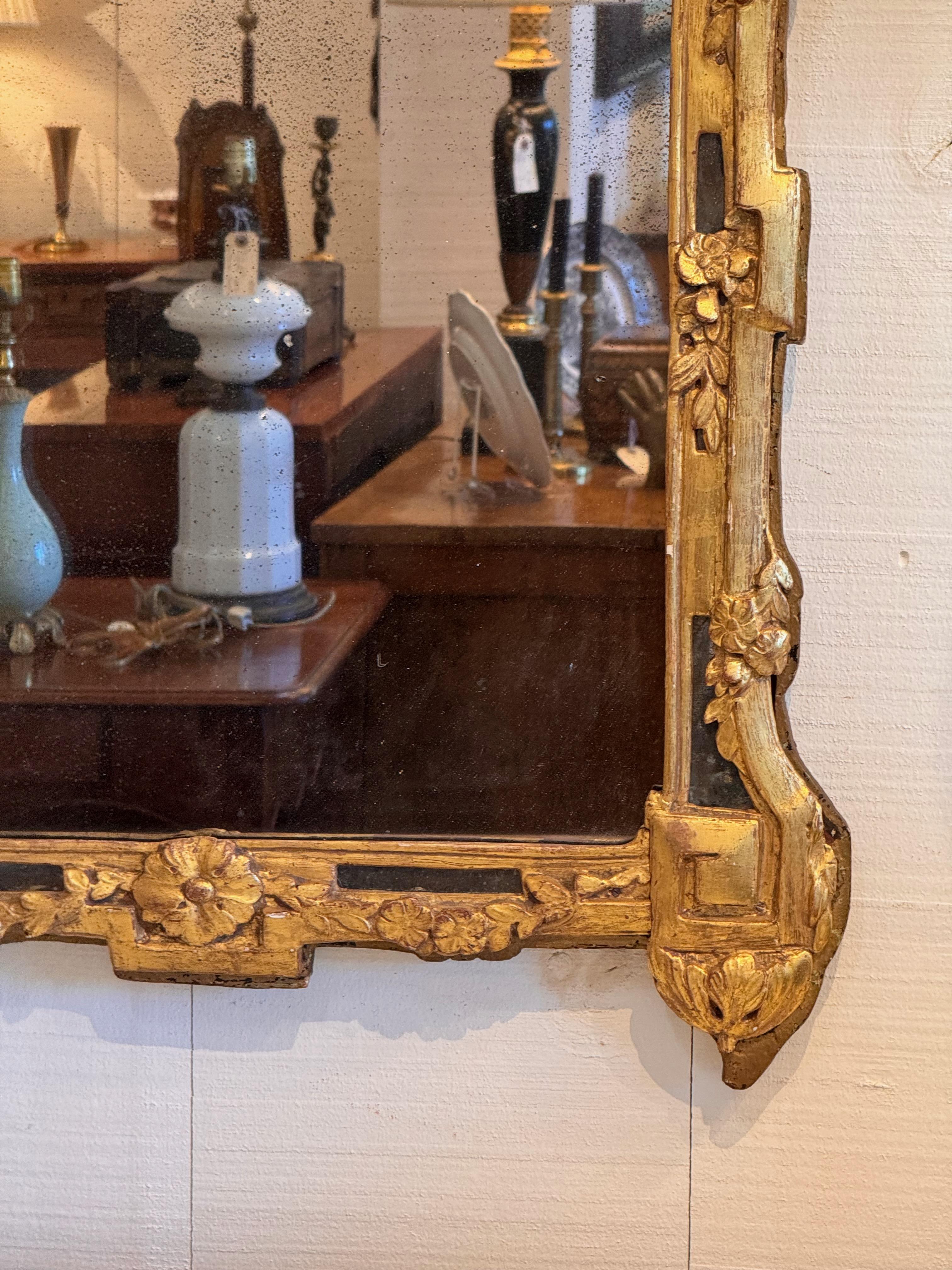 Miroir italien en bois doré du 18e siècle Bon état - En vente à Charlottesville, VA